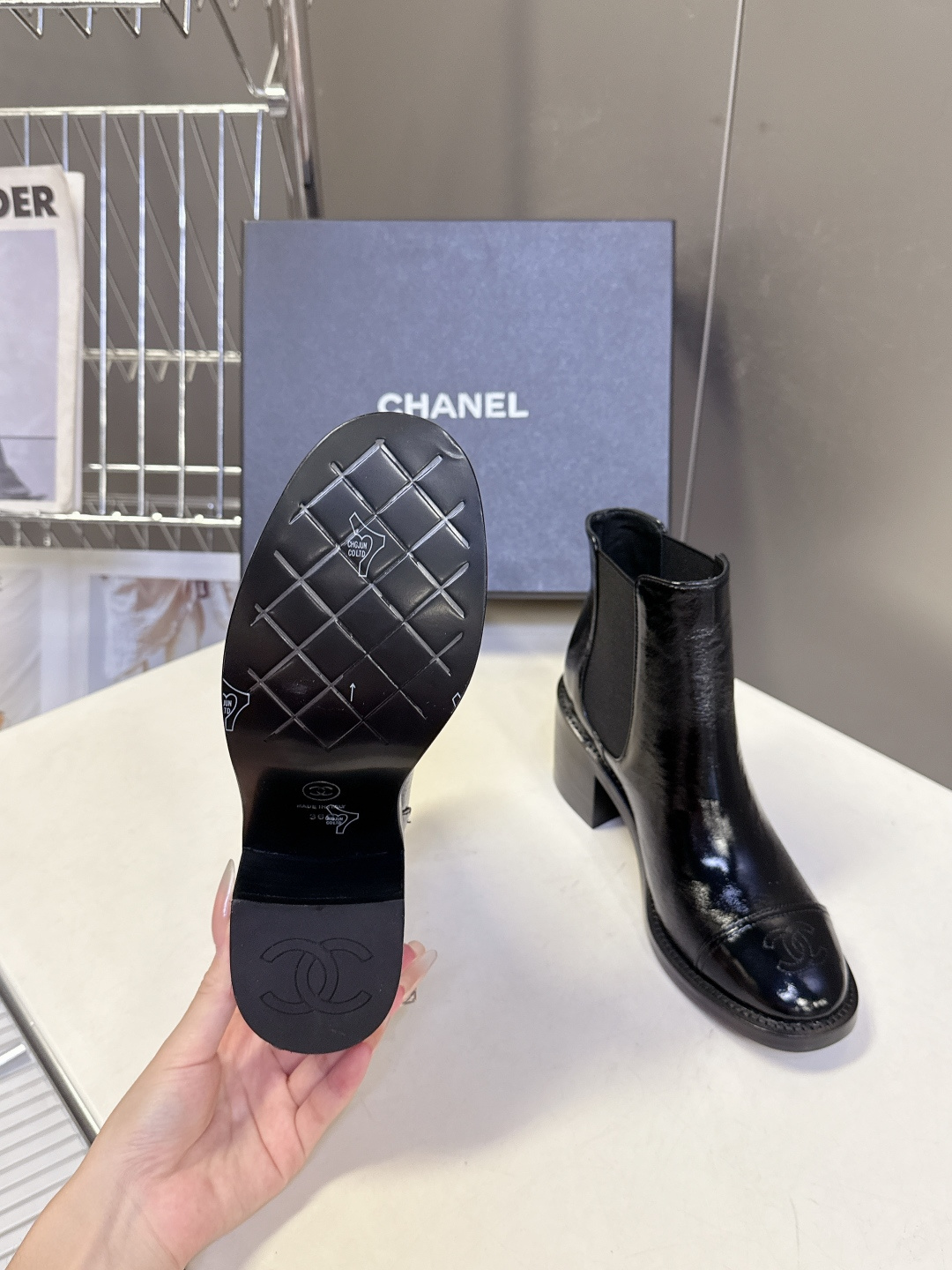 CHANEL香奈儿最新款褶皱皮切尔西短靴 超多明星网红种草 油蜡褶皱皮材质天然不规则纹理 越穿越有复古质感 自带vint CHANEL香奈儿最新款褶皱皮切尔西短靴 超多明星网红种草 油蜡褶皱皮材质天然不规则纹理 越穿越有复古质感 自带vint