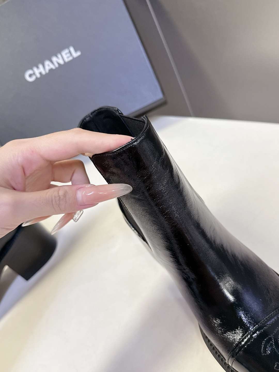 CHANEL香奈儿最新款褶皱皮切尔西短靴 超多明星网红种草 油蜡褶皱皮材质天然不规则纹理 越穿越有复古质感 自带vint CHANEL香奈儿最新款褶皱皮切尔西短靴 超多明星网红种草 油蜡褶皱皮材质天然不规则纹理 越穿越有复古质感 自带vint