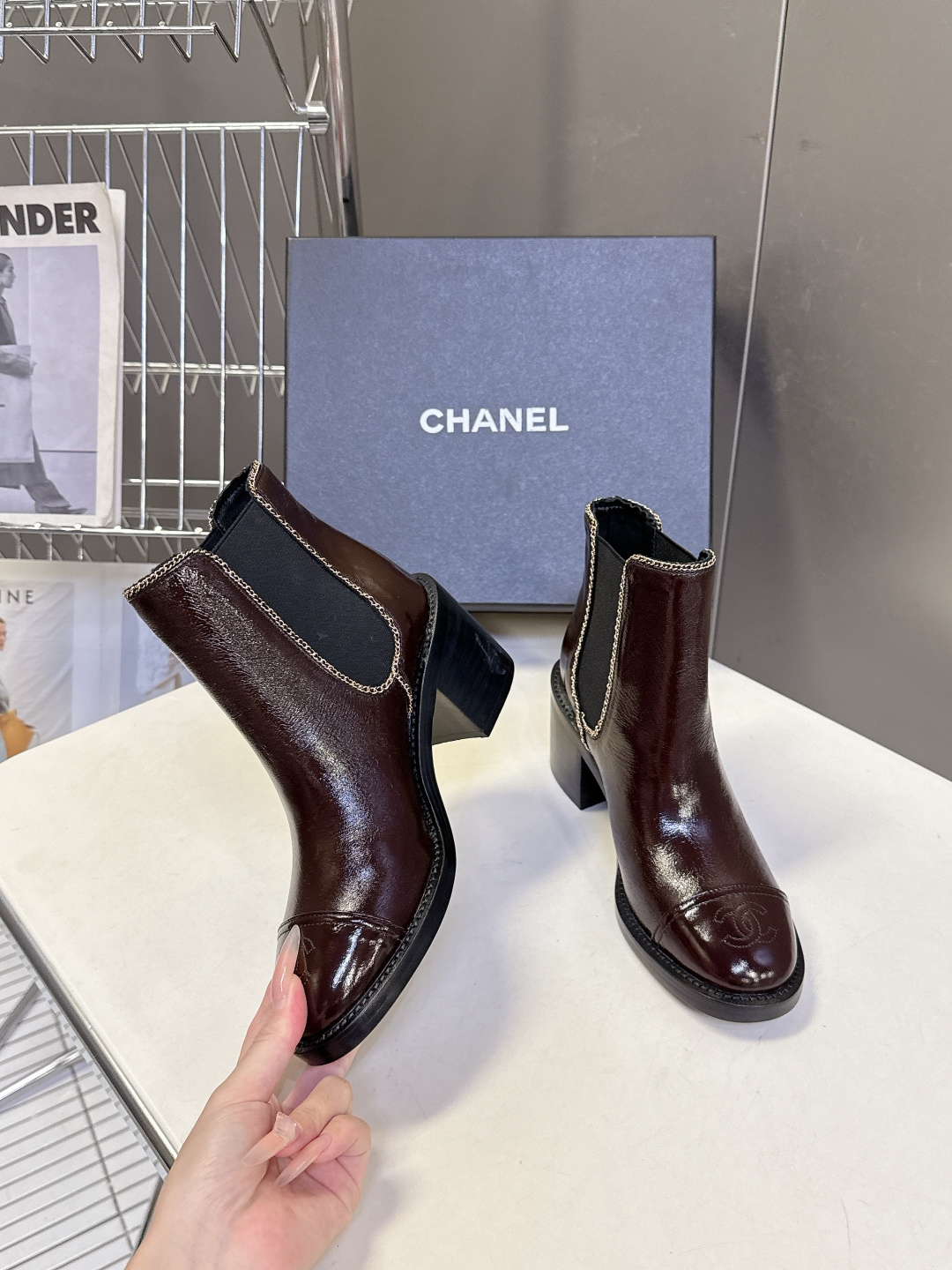 CHANEL香奈儿最新款金属链条褶皱皮切尔西短靴 超多明星网红种草 油蜡褶皱皮材质天然不规则纹理 越穿越有复古质感 自带