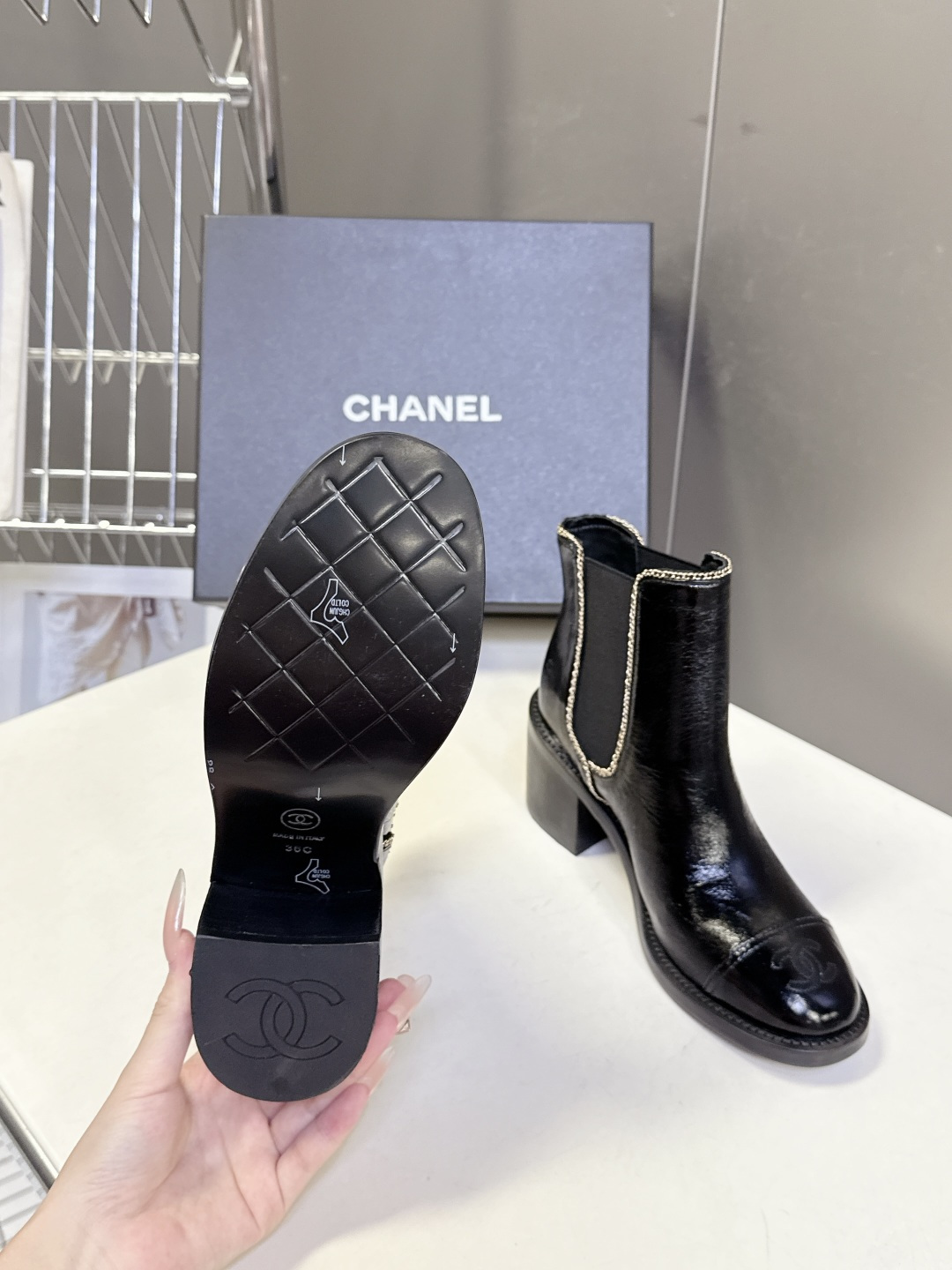 CHANEL香奈儿最新款金属链条褶皱皮切尔西短靴 超多明星网红种草 油蜡褶皱皮材质天然不规则纹理 越穿越有复古质感 自带 CHANEL香奈儿最新款金属链条褶皱皮切尔西短靴 超多明星网红种草 油蜡褶皱皮材质天然不规则纹理 越穿越有复古质感 自带