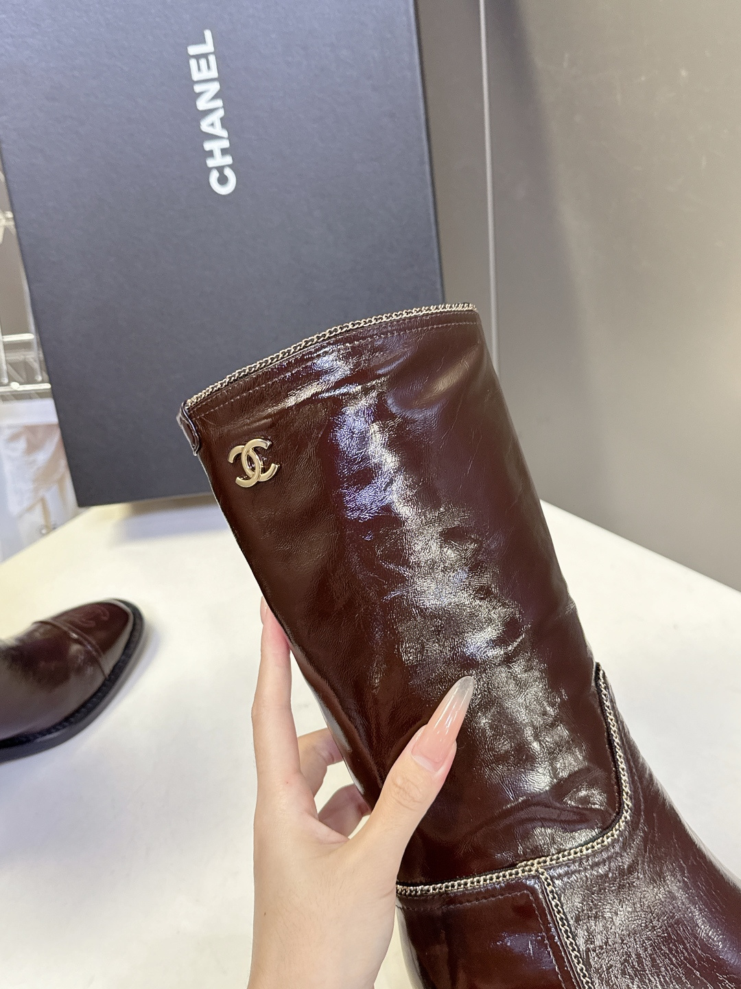 CHANEL香奈儿最新款褶皱皮金属链条西部中筒靴 超多明星网红种草 油蜡褶皱皮料原生不规则亮面纹理 自带vintage CHANEL香奈儿最新款褶皱皮金属链条西部中筒靴 超多明星网红种草 油蜡褶皱皮料原生不规则亮面纹理 自带vintage