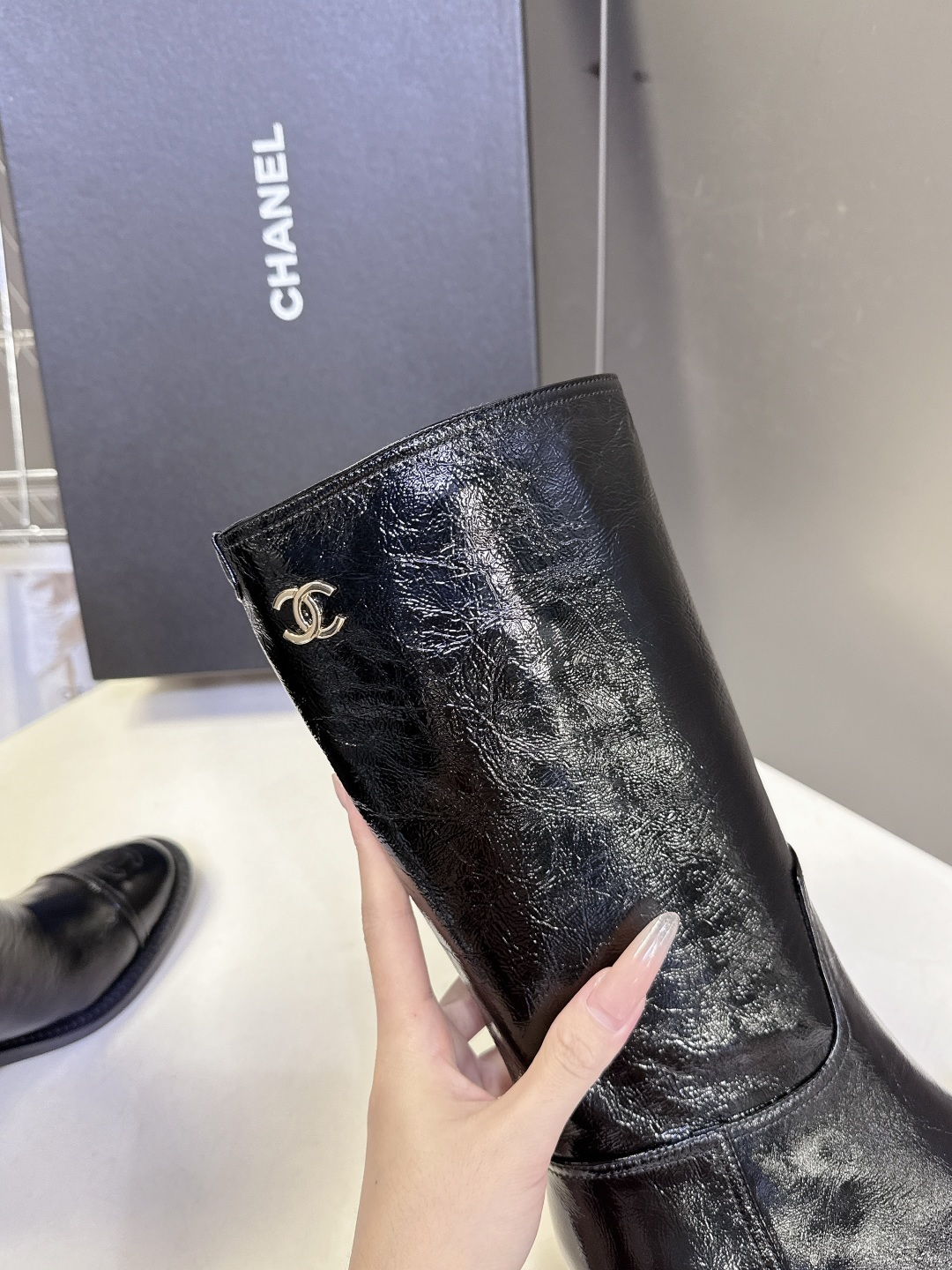 CHANEL香奈儿最新款复古风褶皱皮西部中筒靴 超多明星网红种草 油蜡褶皱皮料原生不规则亮面纹理 自带vintage质 CHANEL香奈儿最新款复古风褶皱皮西部中筒靴 超多明星网红种草 油蜡褶皱皮料原生不规则亮面纹理 自带vintage质