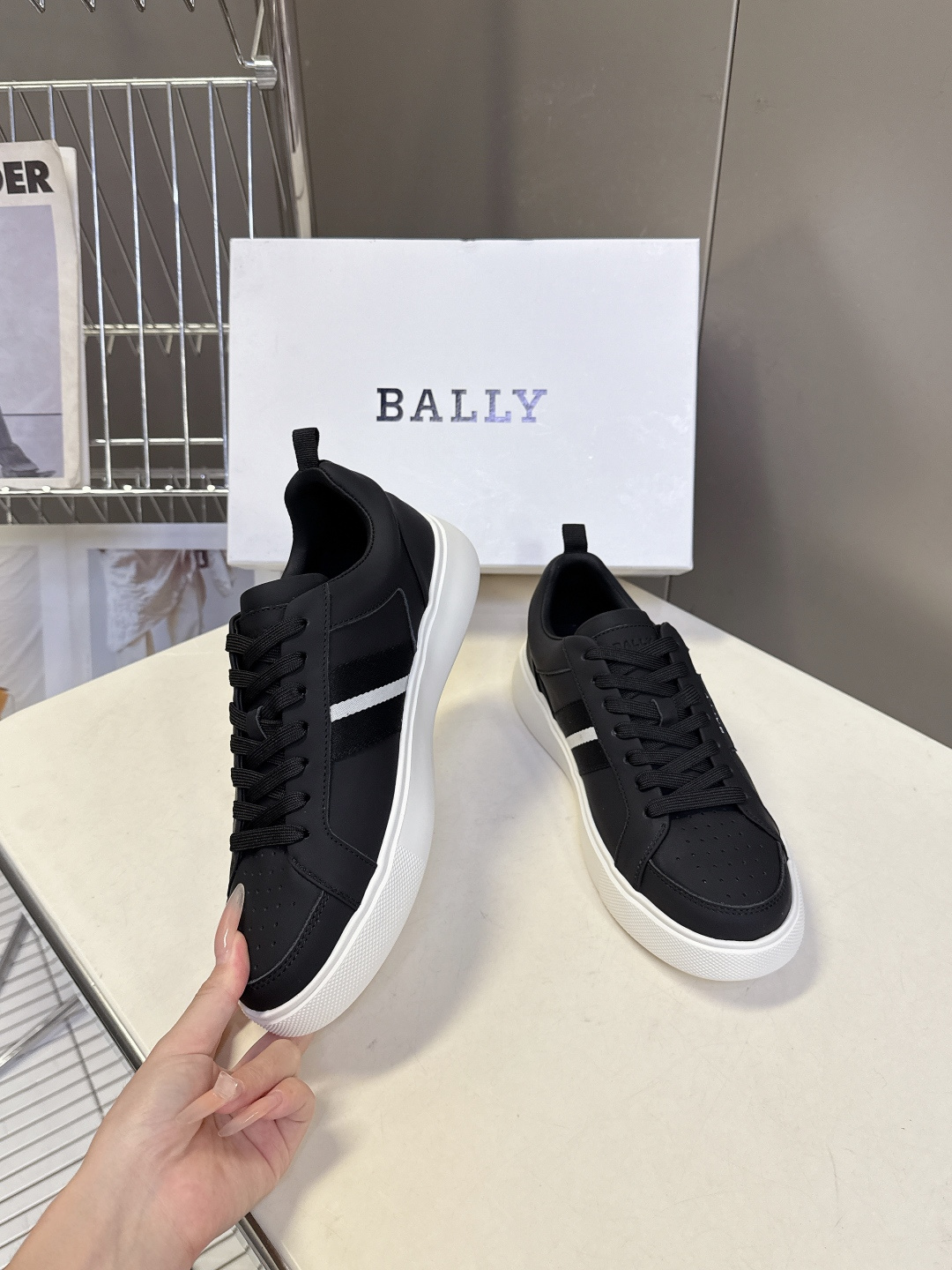 BALLY巴利最新款经典条纹休闲板鞋 超多明星网红种草 品牌标志性织带条纹侧边双道织带是Bally经典识别符号 复古辨识 BALLY巴利最新款经典条纹休闲板鞋 超多明星网红种草 品牌标志性织带条纹侧边双道织带是Bally经典识别符号 复古辨识