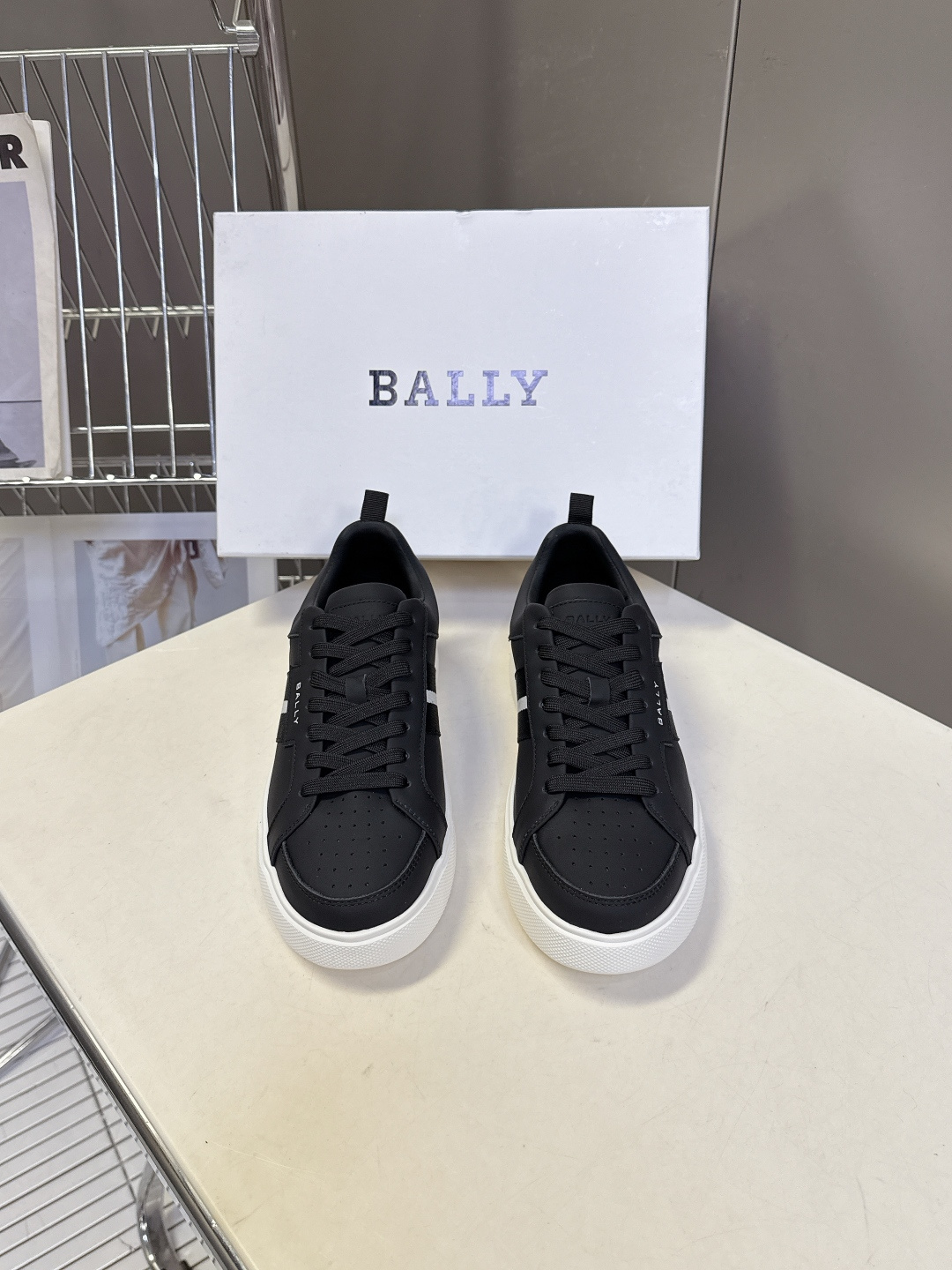 BALLY巴利最新款经典条纹休闲板鞋 超多明星网红种草 品牌标志性织带条纹侧边双道织带是Bally经典识别符号 复古辨识 BALLY巴利最新款经典条纹休闲板鞋 超多明星网红种草 品牌标志性织带条纹侧边双道织带是Bally经典识别符号 复古辨识
