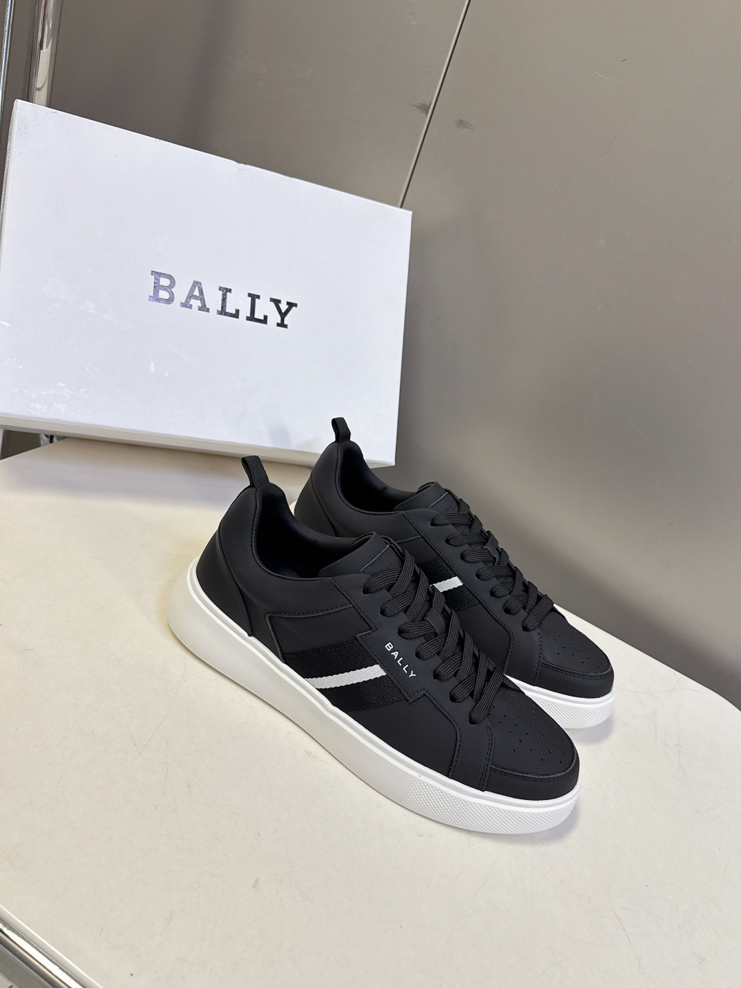 BALLY巴利最新款经典条纹休闲板鞋 超多明星网红种草 品牌标志性织带条纹侧边双道织带是Bally经典识别符号 复古辨识 BALLY巴利最新款经典条纹休闲板鞋 超多明星网红种草 品牌标志性织带条纹侧边双道织带是Bally经典识别符号 复古辨识