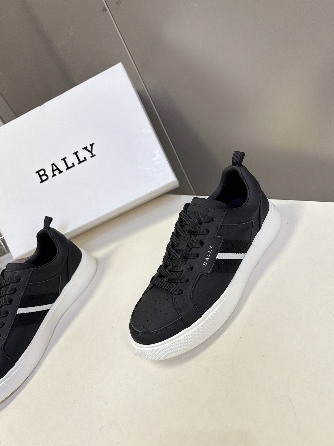 BALLY巴利最新款经典条纹休闲板鞋 超多明星网红种草 品牌标志性织带条纹侧边双道织带是Bally经典识别符号 复古辨识 BALLY巴利最新款经典条纹休闲板鞋 超多明星网红种草 品牌标志性织带条纹侧边双道织带是Bally经典识别符号 复古辨识