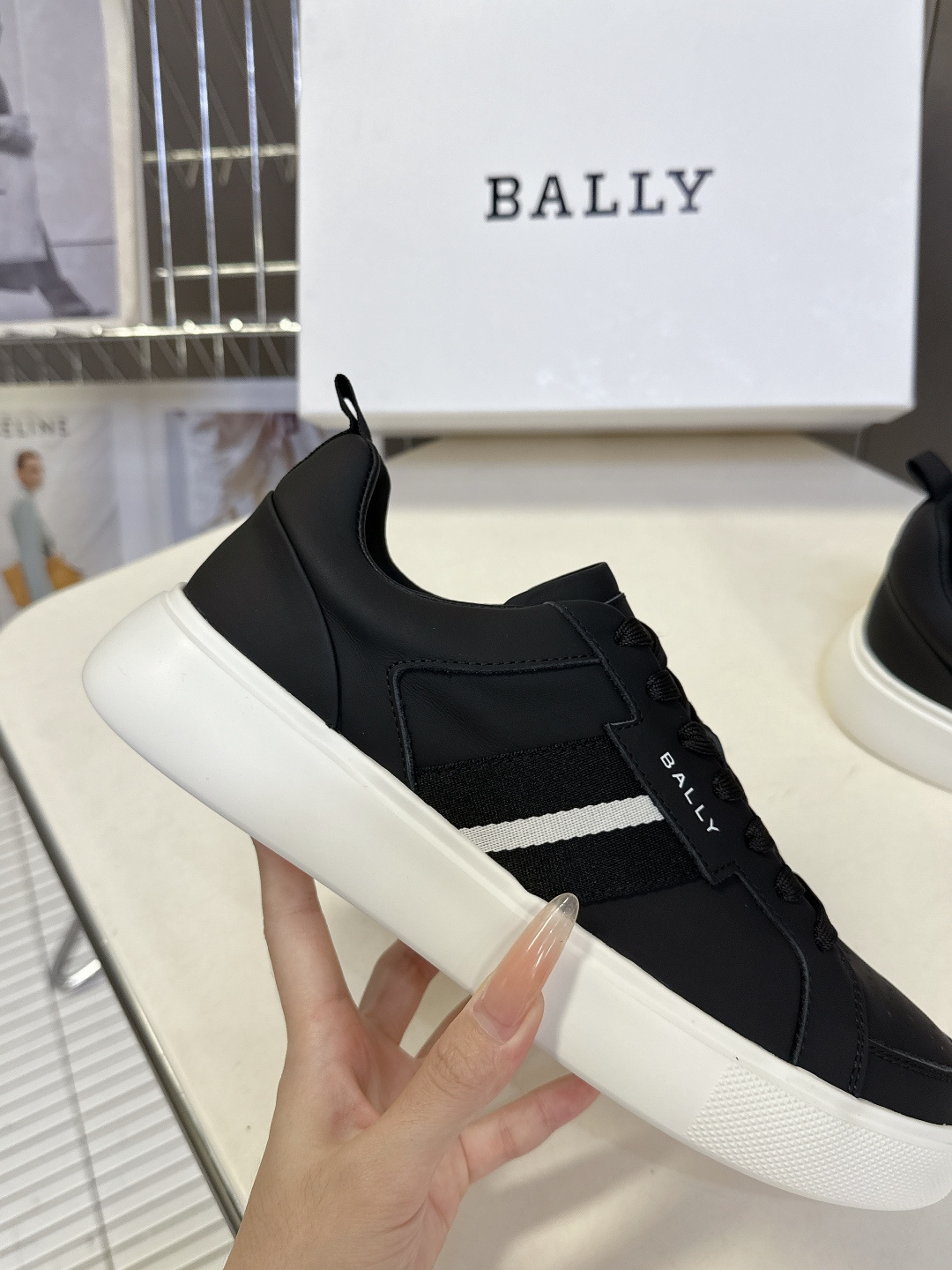 BALLY巴利最新款经典条纹休闲板鞋 超多明星网红种草 品牌标志性织带条纹侧边双道织带是Bally经典识别符号 复古辨识 BALLY巴利最新款经典条纹休闲板鞋 超多明星网红种草 品牌标志性织带条纹侧边双道织带是Bally经典识别符号 复古辨识