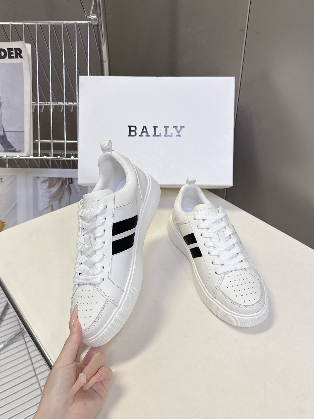BALLY巴利最新款经典条纹休闲板鞋 超多明星网红种草 品牌标志性织带条纹侧边双道织带是Bally经典识别符号 复古辨识 BALLY巴利最新款经典条纹休闲板鞋 超多明星网红种草 品牌标志性织带条纹侧边双道织带是Bally经典识别符号 复古辨识
