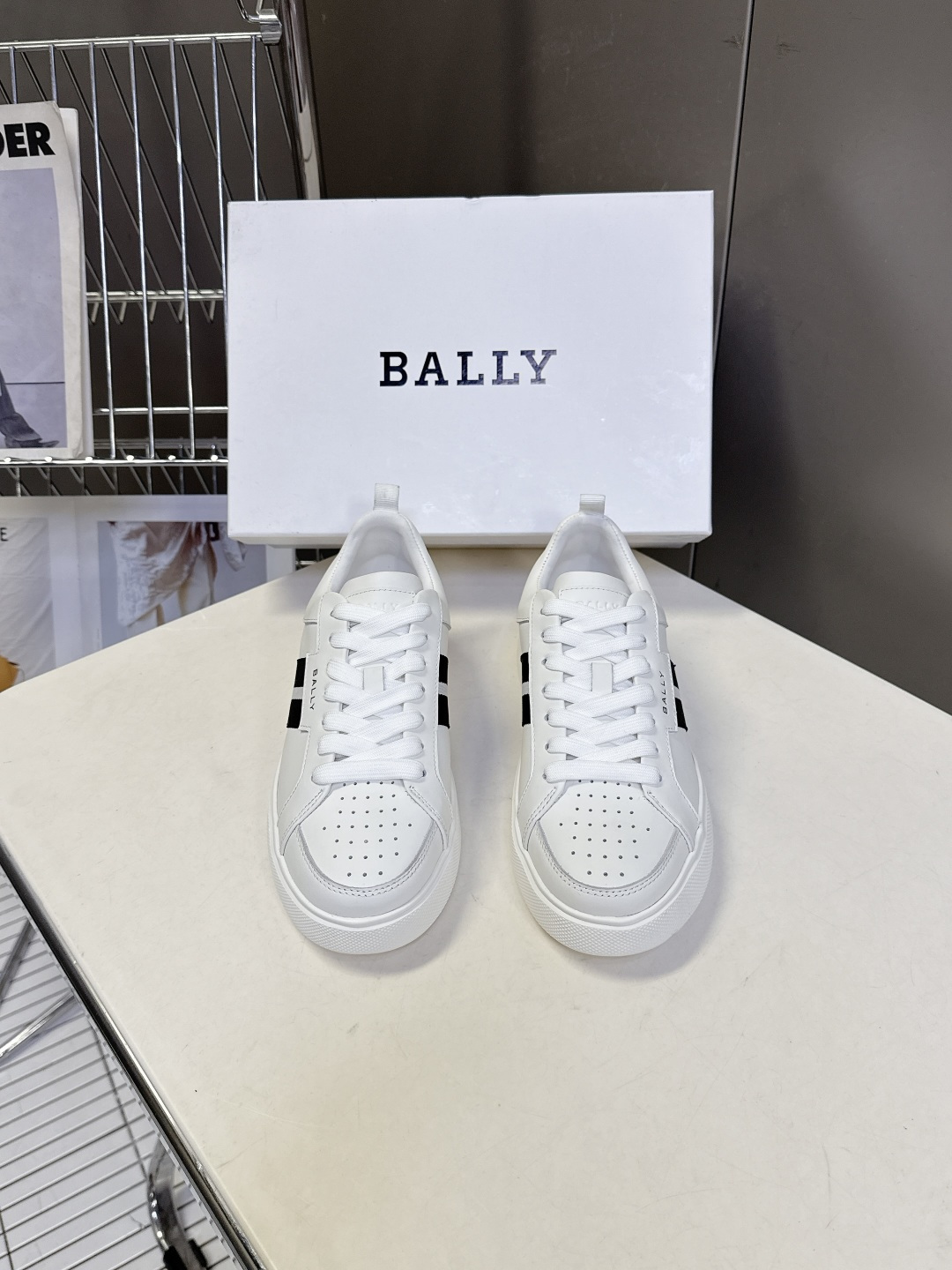 BALLY巴利最新款经典条纹休闲板鞋 超多明星网红种草 品牌标志性织带条纹侧边双道织带是Bally经典识别符号 复古辨识 BALLY巴利最新款经典条纹休闲板鞋 超多明星网红种草 品牌标志性织带条纹侧边双道织带是Bally经典识别符号 复古辨识