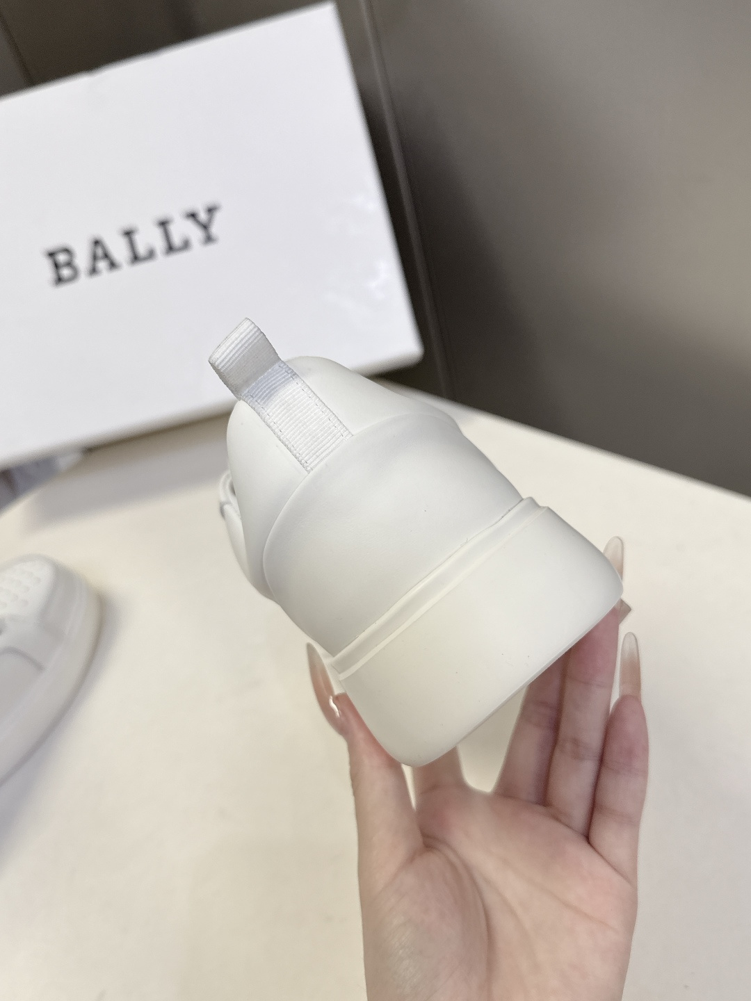 BALLY巴利最新款经典条纹休闲板鞋 超多明星网红种草 品牌标志性织带条纹侧边双道织带是Bally经典识别符号 复古辨识 BALLY巴利最新款经典条纹休闲板鞋 超多明星网红种草 品牌标志性织带条纹侧边双道织带是Bally经典识别符号 复古辨识