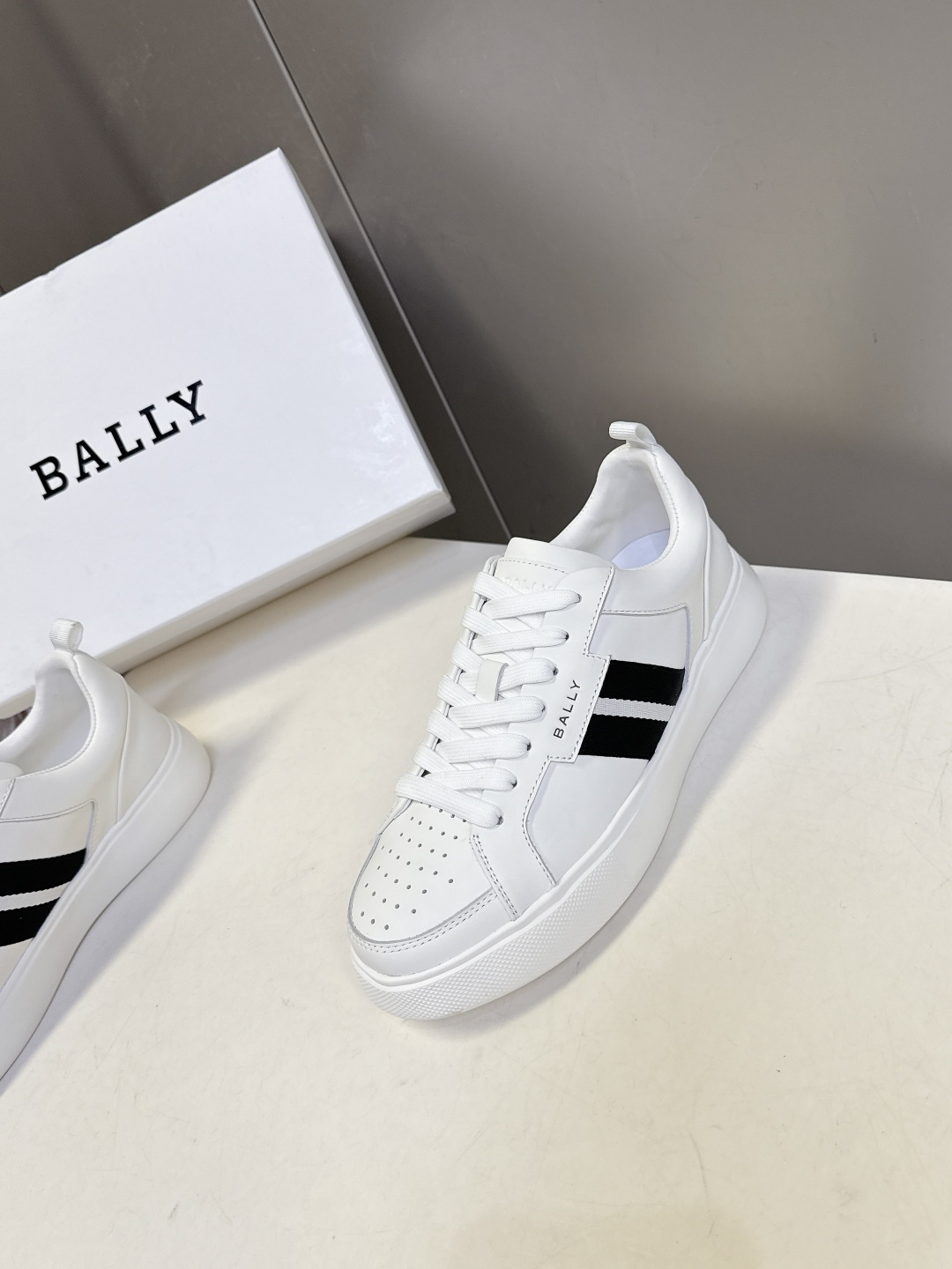BALLY巴利最新款经典条纹休闲板鞋 超多明星网红种草 品牌标志性织带条纹侧边双道织带是Bally经典识别符号 复古辨识 BALLY巴利最新款经典条纹休闲板鞋 超多明星网红种草 品牌标志性织带条纹侧边双道织带是Bally经典识别符号 复古辨识
