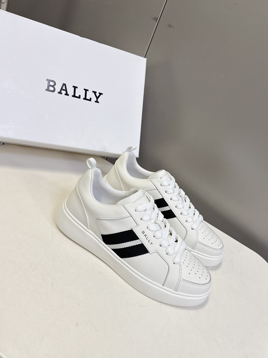 BALLY巴利最新款经典条纹休闲板鞋 超多明星网红种草 品牌标志性织带条纹侧边双道织带是Bally经典识别符号 复古辨识 BALLY巴利最新款经典条纹休闲板鞋 超多明星网红种草 品牌标志性织带条纹侧边双道织带是Bally经典识别符号 复古辨识