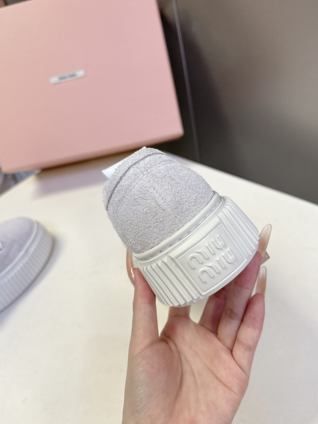 Miu Miu缪缪最新款复古绒面饼干厚底休闲鞋 超多明星网红种草 当下最流行的miu系穿搭 竖棱锯齿橡胶厚底 是这双鞋最 Miu Miu缪缪最新款复古绒面饼干厚底休闲鞋 超多明星网红种草 当下最流行的miu系穿搭 竖棱锯齿橡胶厚底 是这双鞋最