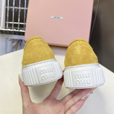 Miu Miu缪缪最新款复古绒面饼干厚底休闲鞋 超多明星网红种草 当下最流行的miu系穿搭 竖棱锯齿橡胶厚底 是这双鞋最 Miu Miu缪缪最新款复古绒面饼干厚底休闲鞋 超多明星网红种草 当下最流行的miu系穿搭 竖棱锯齿橡胶厚底 是这双鞋最