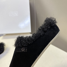 Maison Margiela马吉拉最新款分趾羊羔毛穆勒半拖 超多明星网红种草 秋冬先锋极简风 解构主义代表鞋款 把分趾 Maison Margiela马吉拉最新款分趾羊羔毛穆勒半拖 超多明星网红种草 秋冬先锋极简风 解构主义代表鞋款 把分趾