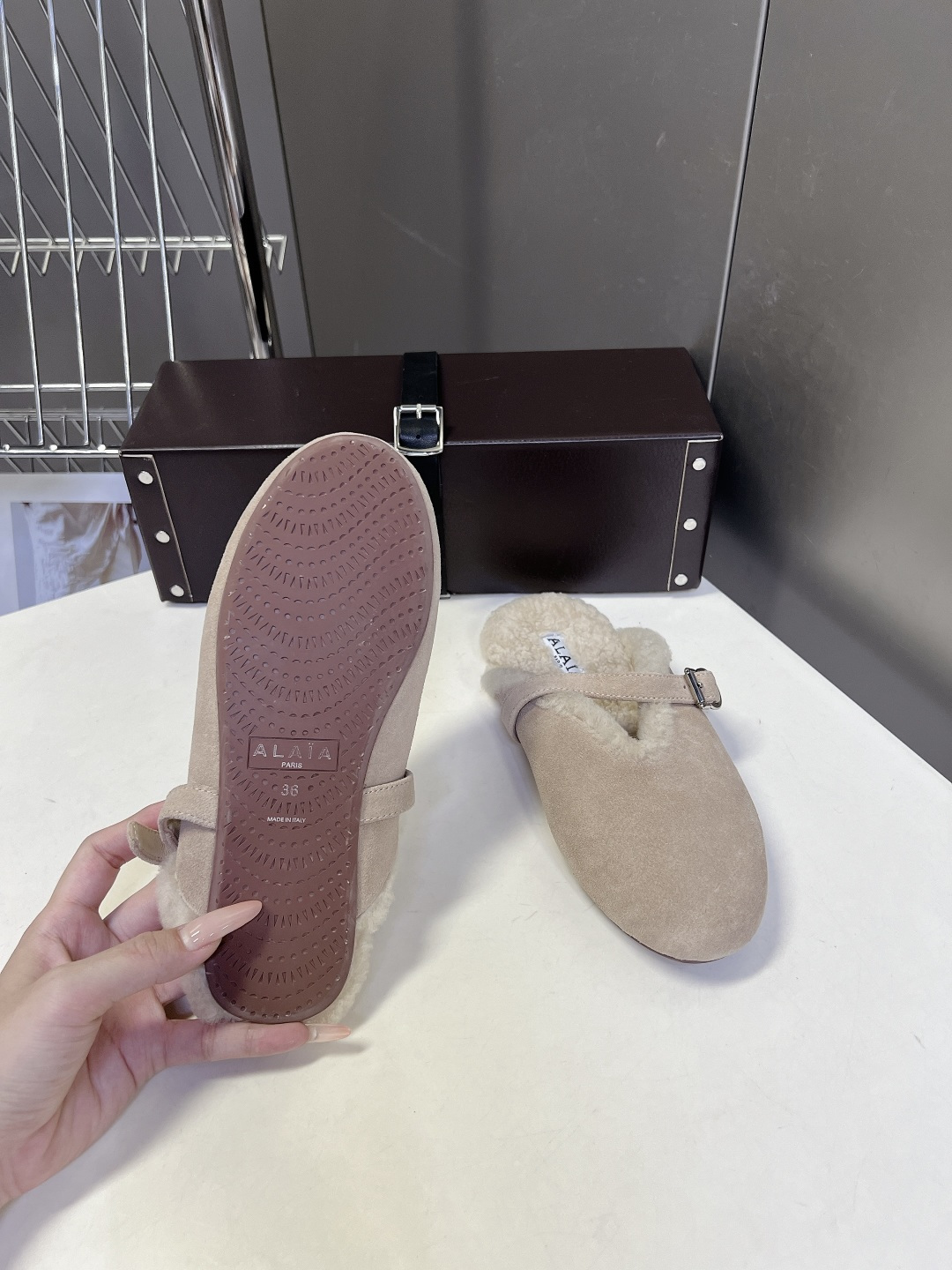 ALAÏA阿莱亚秋冬最新款羊羔毛穆勒半拖 超多明星网红种草 鞋口外翻毛绒 内里铺满羊毛 上脚软糯锁温 鞋面麂皮哑光无大l