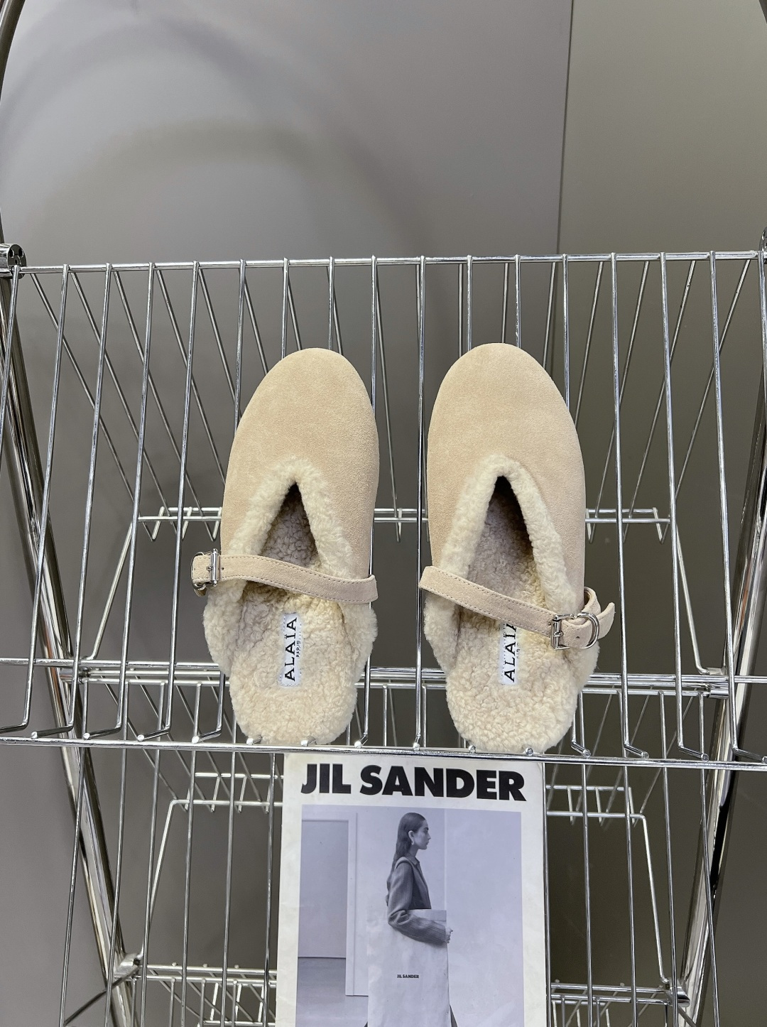 ALAÏA阿莱亚秋冬最新款羊羔毛穆勒半拖 超多明星网红种草 鞋口外翻毛绒 内里铺满羊毛 上脚软糯锁温 鞋面麂皮哑光无大l