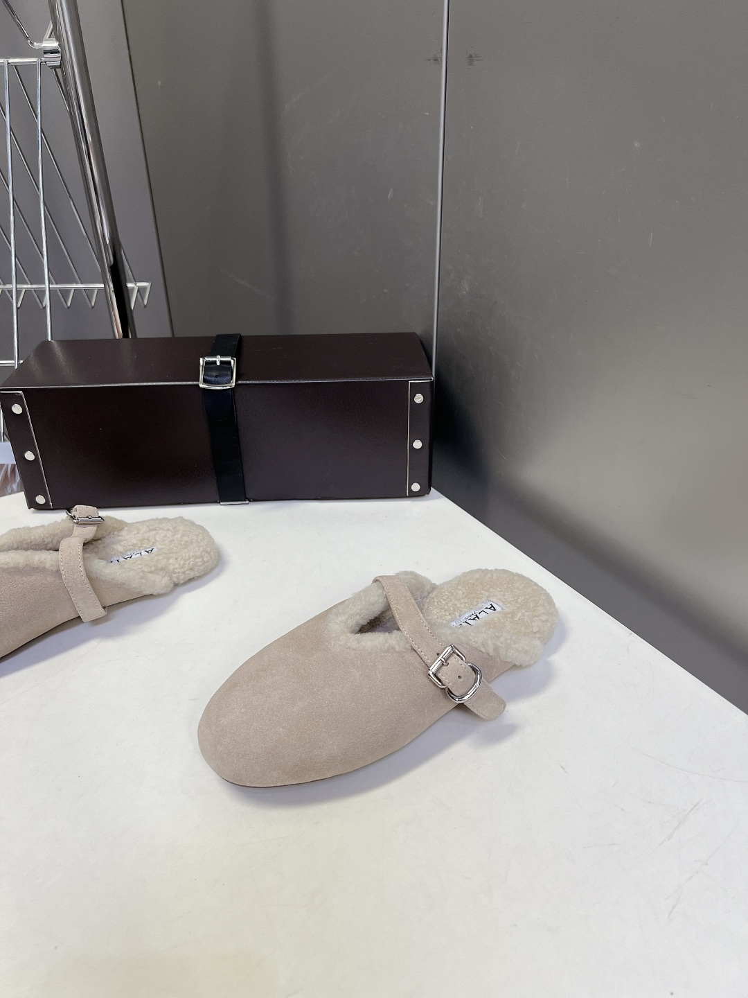 ALAÏA阿莱亚秋冬最新款羊羔毛穆勒半拖 超多明星网红种草 鞋口外翻毛绒 内里铺满羊毛 上脚软糯锁温 鞋面麂皮哑光无大l