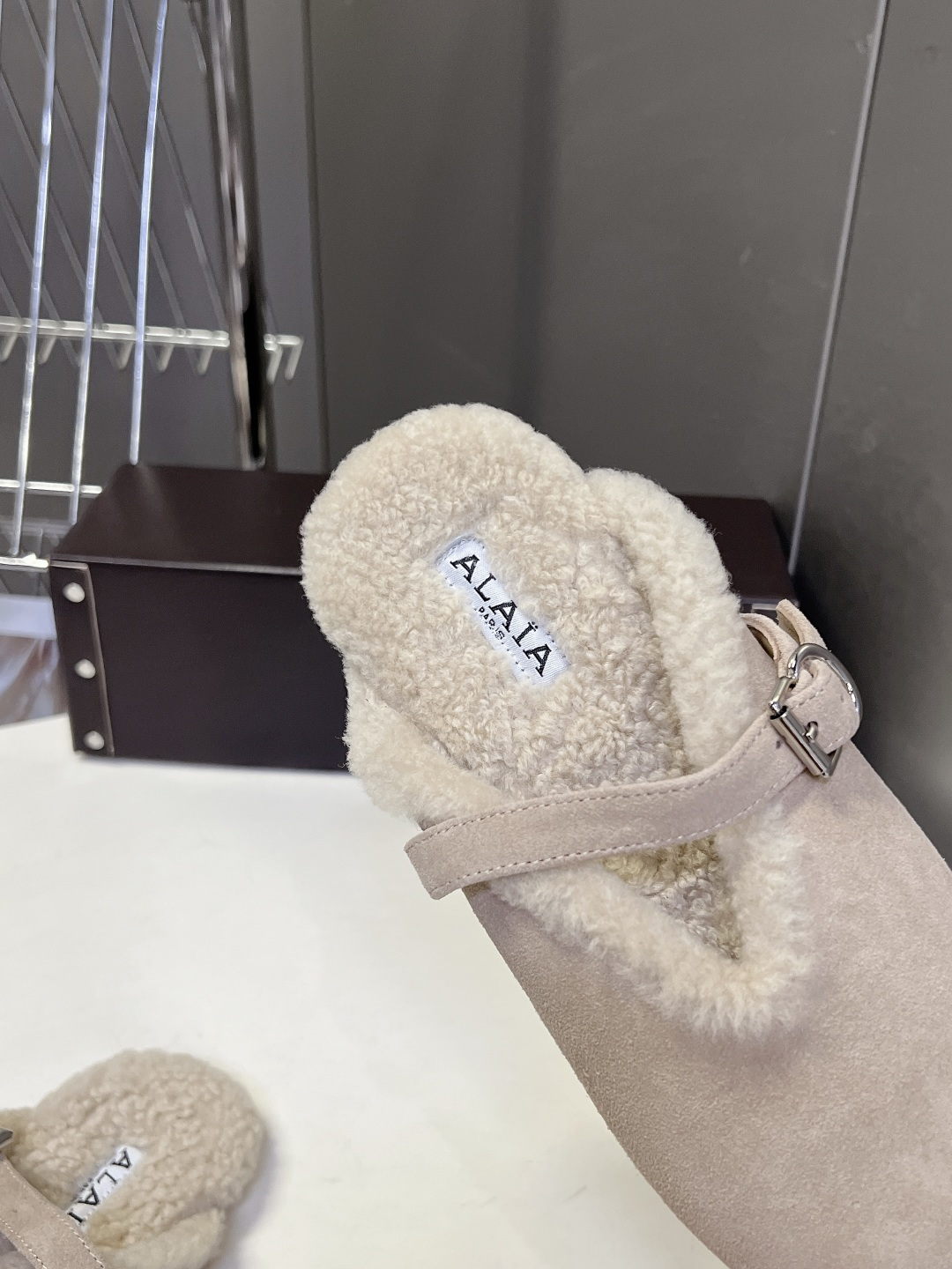 ALAÏA阿莱亚秋冬最新款羊羔毛穆勒半拖 超多明星网红种草 鞋口外翻毛绒 内里铺满羊毛 上脚软糯锁温 鞋面麂皮哑光无大l