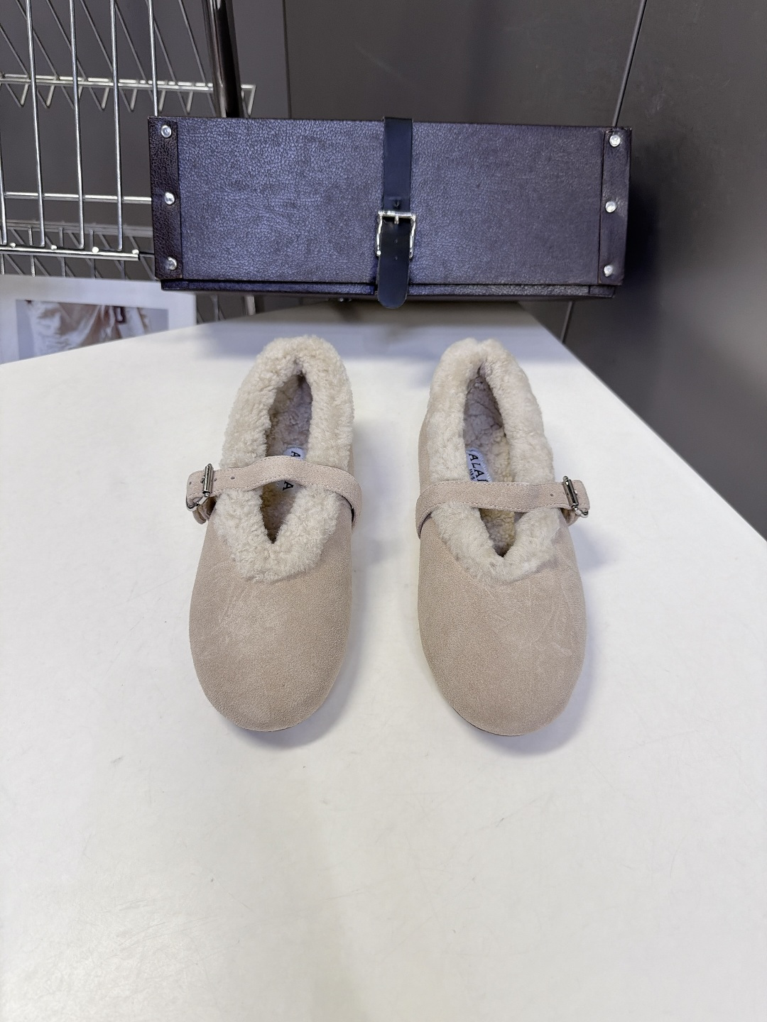ALAÏA阿莱亚秋冬最新款羊羔绒衬里麂皮玛丽珍平底鞋 超多明星网红种草 低调轻奢“quiet‑luxury静奢风”秋冬芭 ALAÏA阿莱亚秋冬最新款羊羔绒衬里麂皮玛丽珍平底鞋 超多明星网红种草 低调轻奢“quiet‑luxury静奢风”秋冬芭