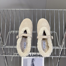 ALAÏA阿莱亚秋冬最新款羊羔绒衬里麂皮玛丽珍平底鞋 超多明星网红种草 低调轻奢“quiet‑luxury静奢风”秋冬芭 ALAÏA阿莱亚秋冬最新款羊羔绒衬里麂皮玛丽珍平底鞋 超多明星网红种草 低调轻奢“quiet‑luxury静奢风”秋冬芭