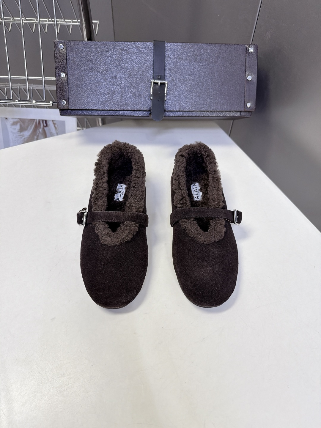 ALAÏA阿莱亚秋冬最新款羊羔绒衬里麂皮玛丽珍平底鞋 超多明星网红种草 低调轻奢“quiet‑luxury静奢风”秋冬芭 ALAÏA阿莱亚秋冬最新款羊羔绒衬里麂皮玛丽珍平底鞋 超多明星网红种草 低调轻奢“quiet‑luxury静奢风”秋冬芭