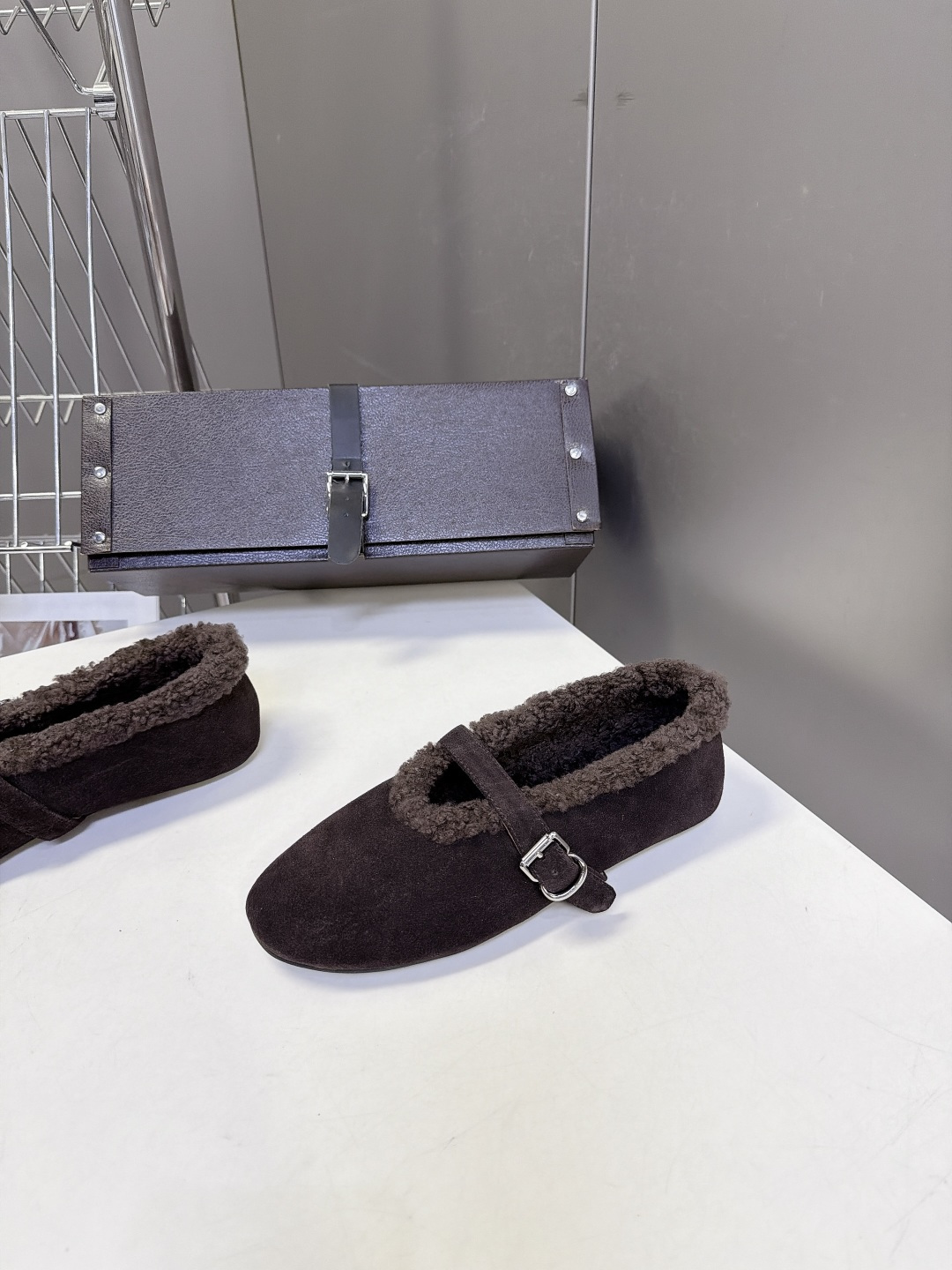ALAÏA阿莱亚秋冬最新款羊羔绒衬里麂皮玛丽珍平底鞋 超多明星网红种草 低调轻奢“quiet‑luxury静奢风”秋冬芭 ALAÏA阿莱亚秋冬最新款羊羔绒衬里麂皮玛丽珍平底鞋 超多明星网红种草 低调轻奢“quiet‑luxury静奢风”秋冬芭