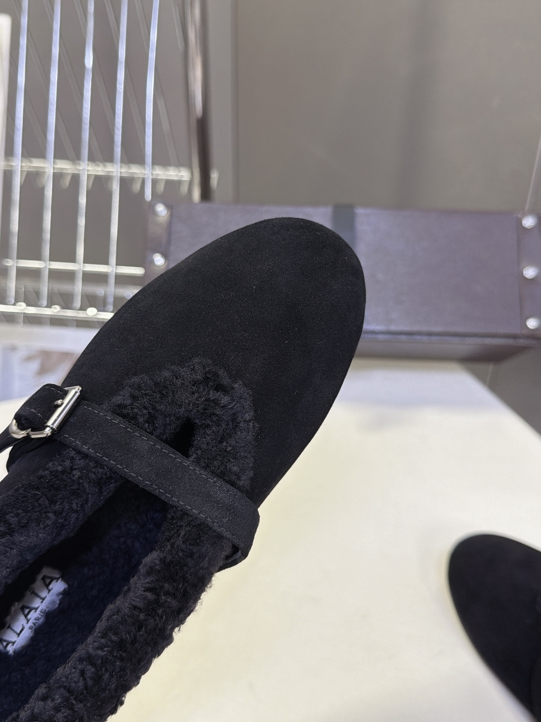 ALAÏA阿莱亚秋冬最新款羊羔绒衬里麂皮玛丽珍平底鞋 超多明星网红种草 低调轻奢“quiet‑luxury静奢风”秋冬芭
