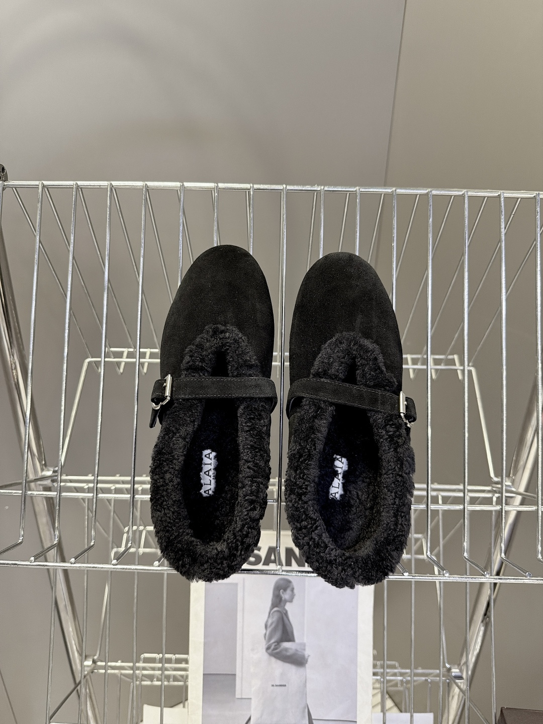 ALAÏA阿莱亚秋冬最新款羊羔绒衬里麂皮玛丽珍平底鞋 超多明星网红种草 低调轻奢“quiet‑luxury静奢风”秋冬芭