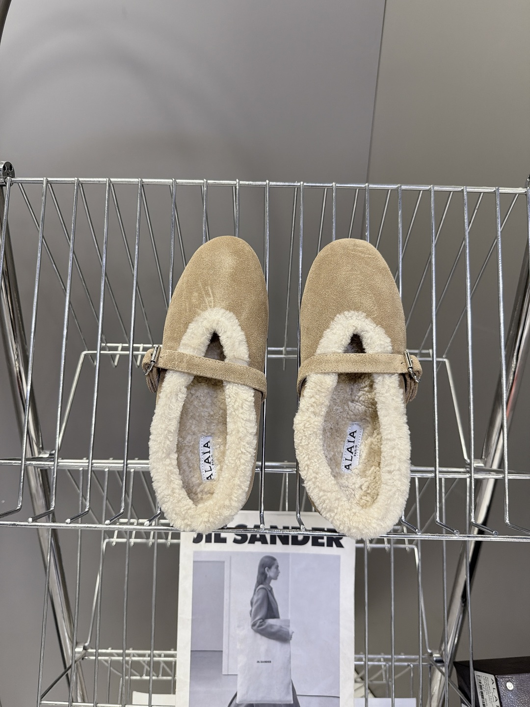 ALAÏA阿莱亚秋冬最新款羊羔绒衬里麂皮玛丽珍平底鞋 超多明星网红种草 低调轻奢“quiet‑luxury静奢风”秋冬芭 ALAÏA阿莱亚秋冬最新款羊羔绒衬里麂皮玛丽珍平底鞋 超多明星网红种草 低调轻奢“quiet‑luxury静奢风”秋冬芭