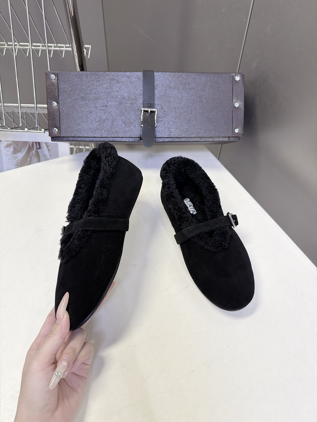 ALAÏA阿莱亚秋冬最新款羊羔绒衬里麂皮玛丽珍平底鞋 超多明星网红种草 低调轻奢“quiet‑luxury静奢风”秋冬芭