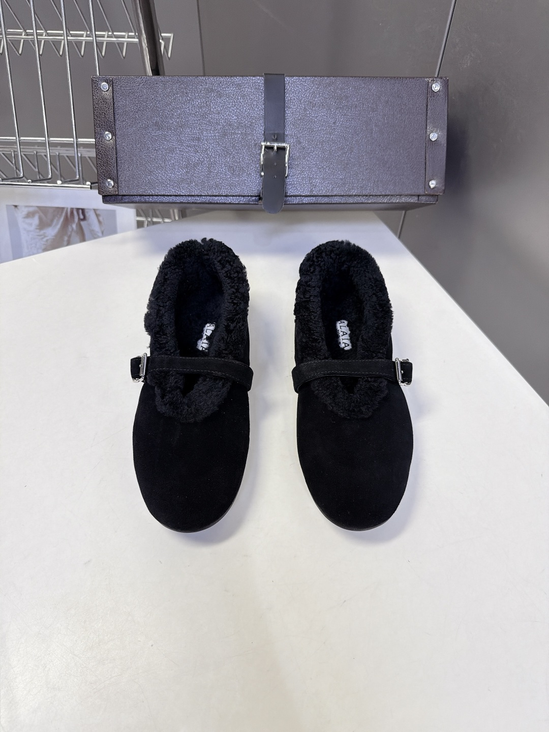 ALAÏA阿莱亚秋冬最新款羊羔绒衬里麂皮玛丽珍平底鞋 超多明星网红种草 低调轻奢“quiet‑luxury静奢风”秋冬芭 ALAÏA阿莱亚秋冬最新款羊羔绒衬里麂皮玛丽珍平底鞋 超多明星网红种草 低调轻奢“quiet‑luxury静奢风”秋冬芭