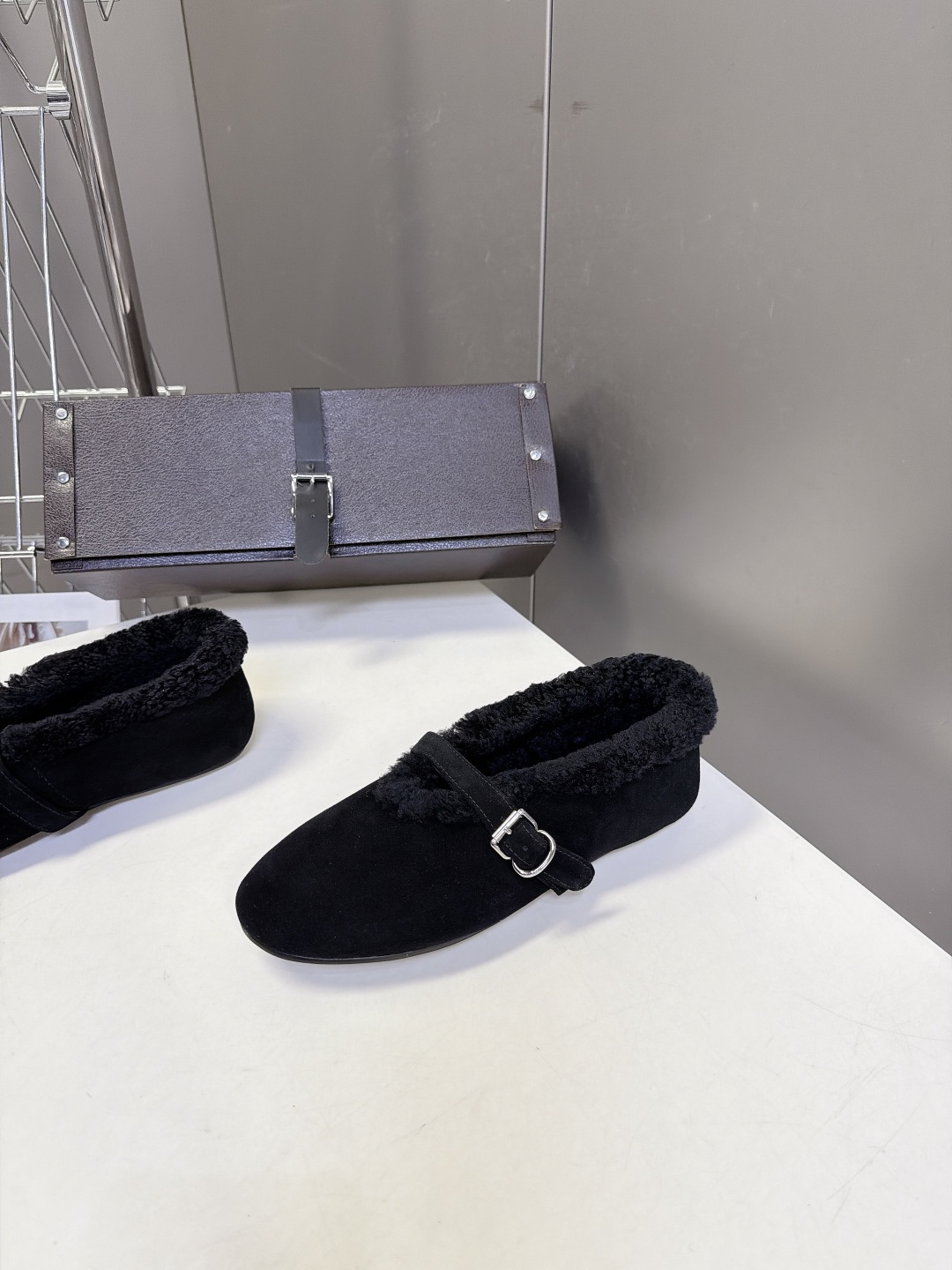 ALAÏA阿莱亚秋冬最新款羊羔绒衬里麂皮玛丽珍平底鞋 超多明星网红种草 低调轻奢“quiet‑luxury静奢风”秋冬芭