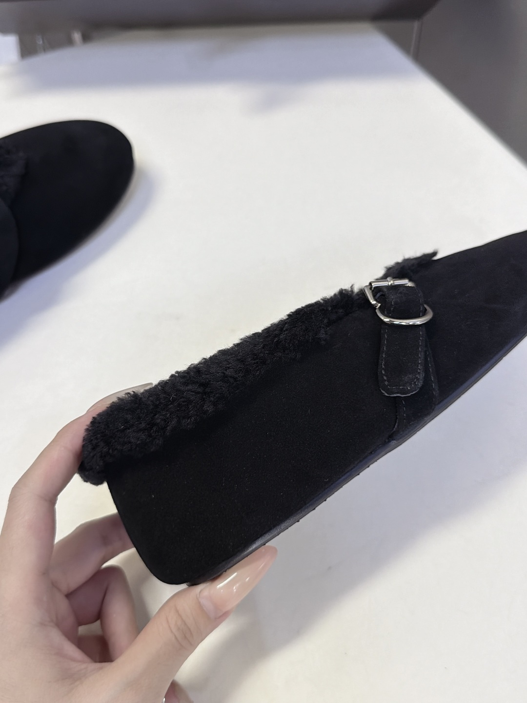 ALAÏA阿莱亚秋冬最新款羊羔绒衬里麂皮玛丽珍平底鞋 超多明星网红种草 低调轻奢“quiet‑luxury静奢风”秋冬芭