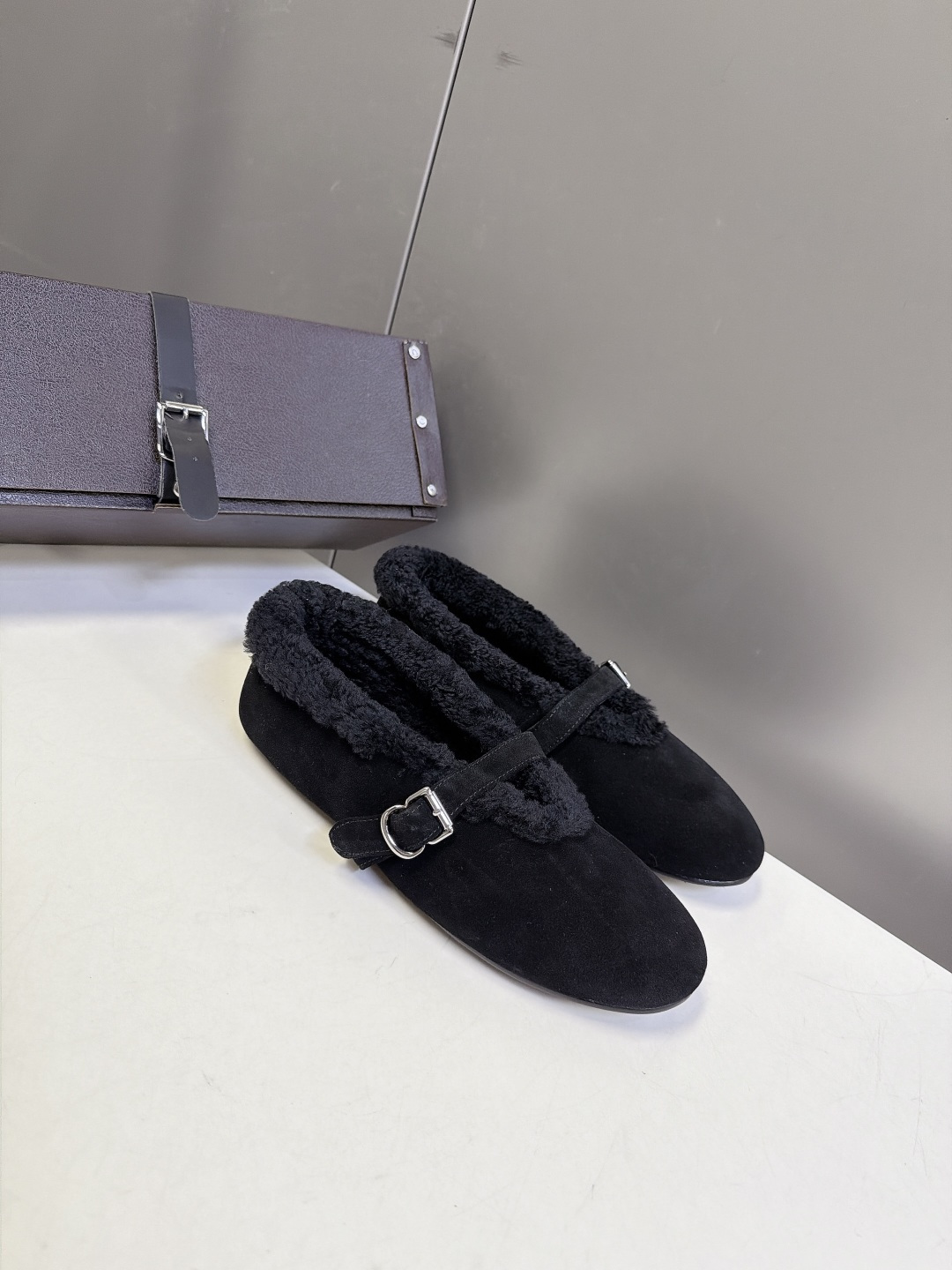 ALAÏA阿莱亚秋冬最新款羊羔绒衬里麂皮玛丽珍平底鞋 超多明星网红种草 低调轻奢“quiet‑luxury静奢风”秋冬芭