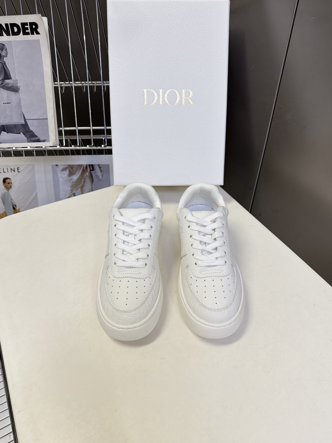 DIOR迪奥最新款压花厚底小白鞋 休闲鞋 超多明星网红种草 鞋面头层牛皮 老花图案做压印哑光处理 没有浮夸亮色印花 属于 DIOR迪奥最新款压花厚底小白鞋 休闲鞋 超多明星网红种草 鞋面头层牛皮 老花图案做压印哑光处理 没有浮夸亮色印花 属于