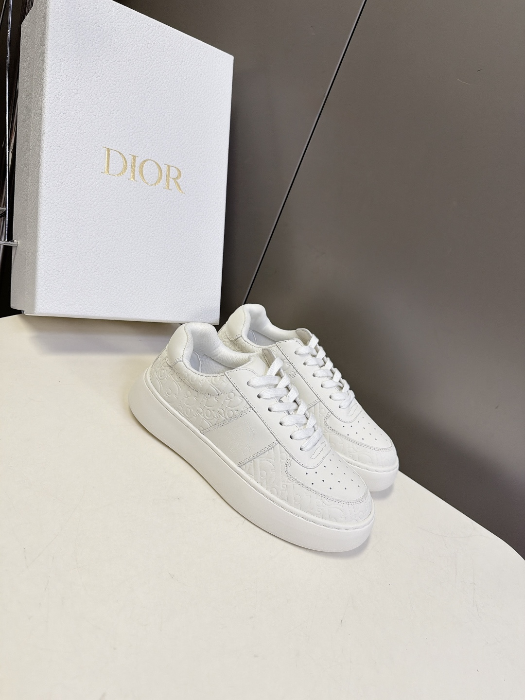 DIOR迪奥最新款压花厚底小白鞋 休闲鞋 超多明星网红种草 鞋面头层牛皮 老花图案做压印哑光处理 没有浮夸亮色印花 属于 DIOR迪奥最新款压花厚底小白鞋 休闲鞋 超多明星网红种草 鞋面头层牛皮 老花图案做压印哑光处理 没有浮夸亮色印花 属于