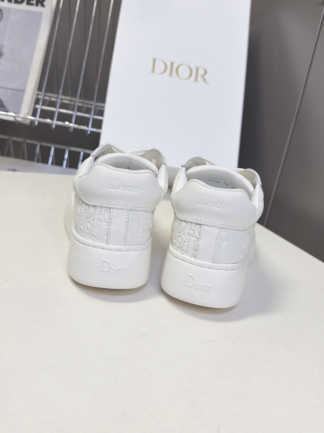DIOR迪奥最新款压花厚底小白鞋 休闲鞋 超多明星网红种草 鞋面头层牛皮 老花图案做压印哑光处理 没有浮夸亮色印花 属于 DIOR迪奥最新款压花厚底小白鞋 休闲鞋 超多明星网红种草 鞋面头层牛皮 老花图案做压印哑光处理 没有浮夸亮色印花 属于