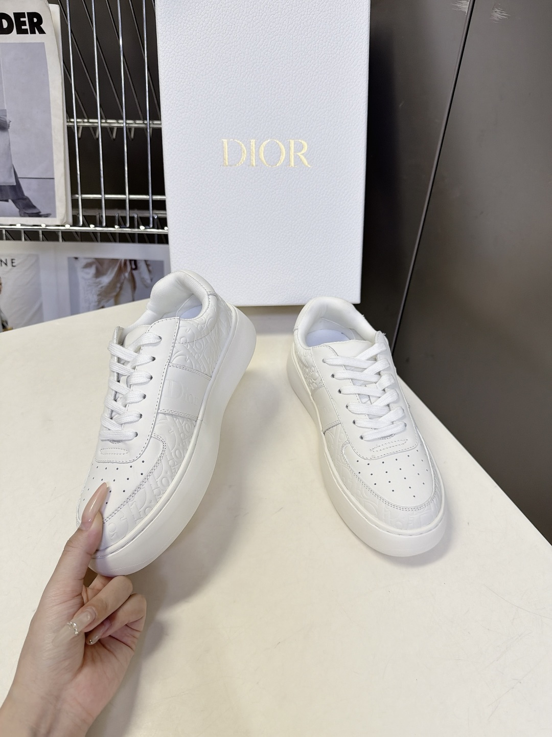 DIOR迪奥最新款压花厚底小白鞋 休闲鞋 超多明星网红种草 鞋面头层牛皮 老花图案做压印哑光处理 没有浮夸亮色印花 属于 DIOR迪奥最新款压花厚底小白鞋 休闲鞋 超多明星网红种草 鞋面头层牛皮 老花图案做压印哑光处理 没有浮夸亮色印花 属于