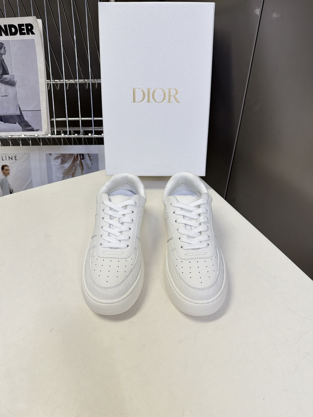 DIOR迪奥最新款压花厚底小白鞋 休闲鞋 超多明星网红种草 鞋面头层牛皮 老花图案做压印哑光处理 没有浮夸亮色印花 属于 DIOR迪奥最新款压花厚底小白鞋 休闲鞋 超多明星网红种草 鞋面头层牛皮 老花图案做压印哑光处理 没有浮夸亮色印花 属于
