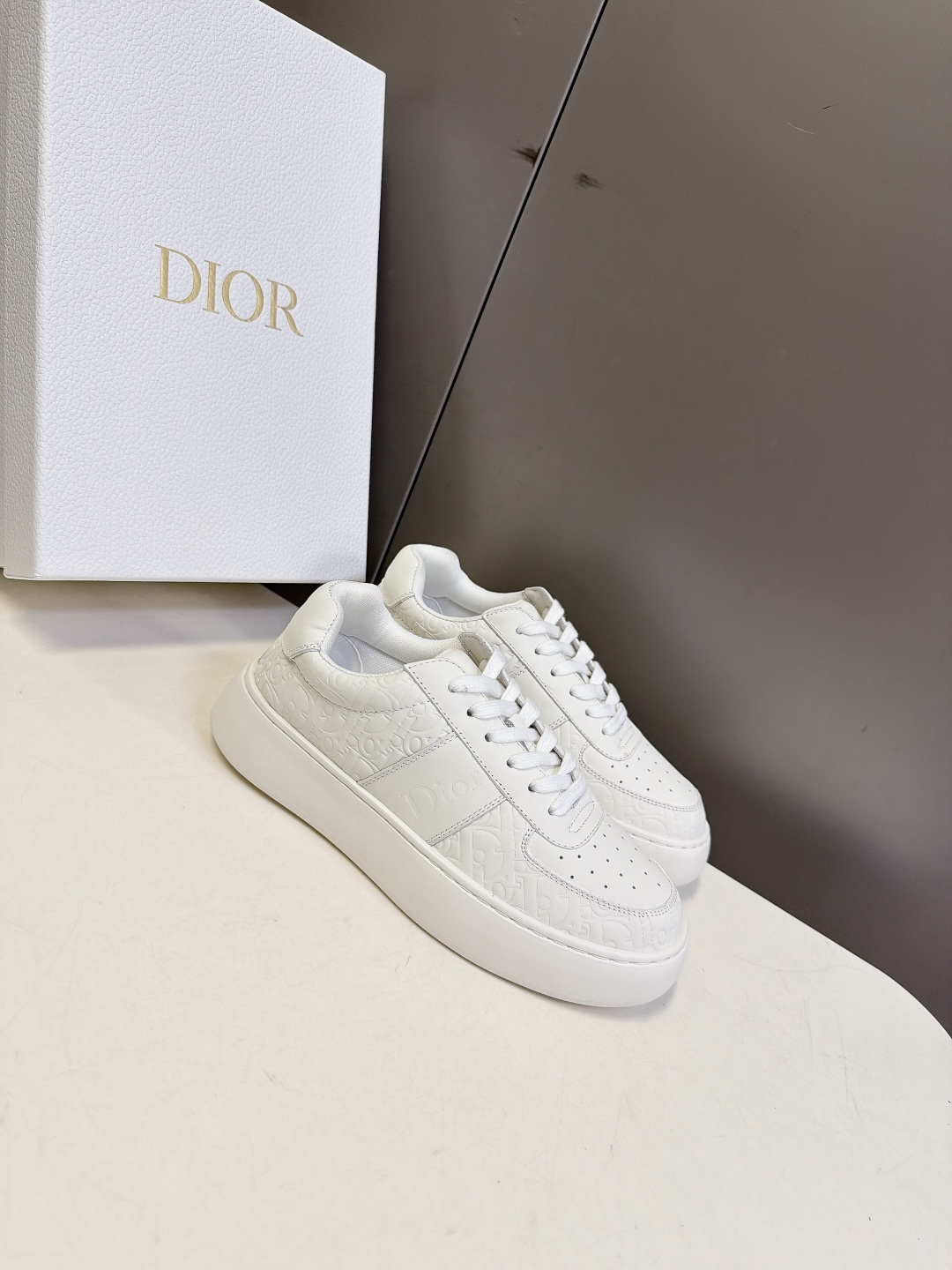 DIOR迪奥最新款压花厚底小白鞋 休闲鞋 超多明星网红种草 鞋面头层牛皮 老花图案做压印哑光处理 没有浮夸亮色印花 属于 DIOR迪奥最新款压花厚底小白鞋 休闲鞋 超多明星网红种草 鞋面头层牛皮 老花图案做压印哑光处理 没有浮夸亮色印花 属于