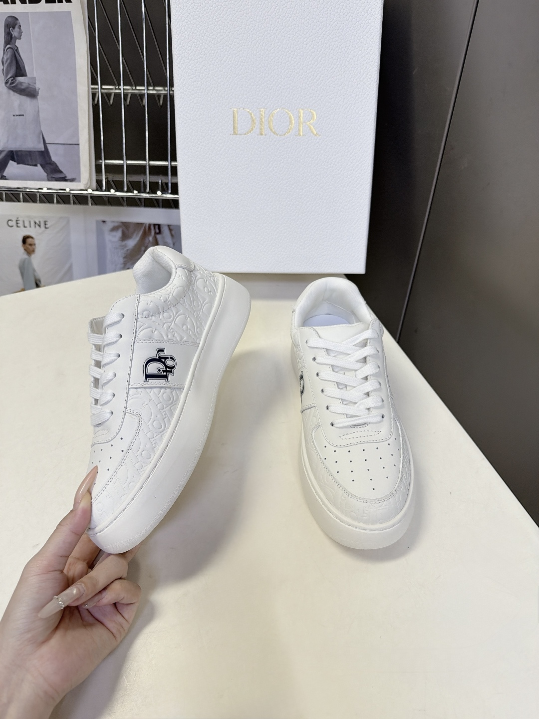 DIOR迪奥最新款压花厚底小白鞋 休闲鞋 超多明星网红种草 鞋面头层牛皮 老花图案做压印哑光处理 没有浮夸亮色印花 属于