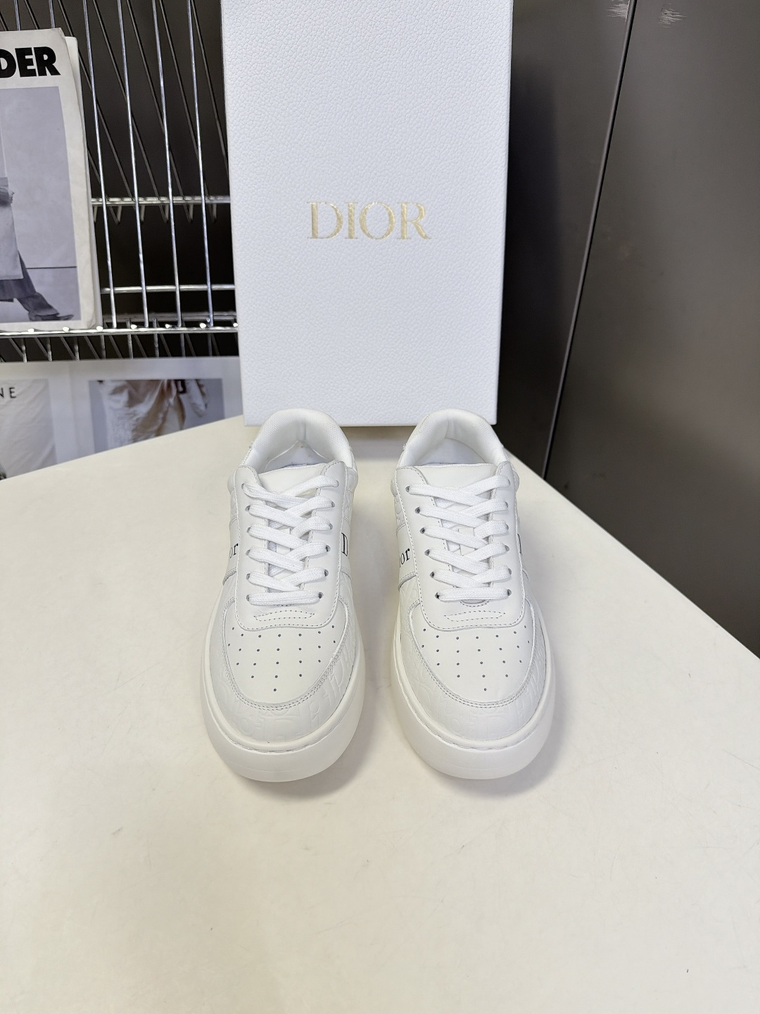 DIOR迪奥最新款压花厚底小白鞋 休闲鞋 超多明星网红种草 鞋面头层牛皮 老花图案做压印哑光处理 没有浮夸亮色印花 属于 DIOR迪奥最新款压花厚底小白鞋 休闲鞋 超多明星网红种草 鞋面头层牛皮 老花图案做压印哑光处理 没有浮夸亮色印花 属于