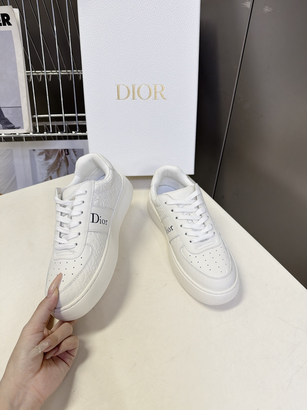 DIOR迪奥最新款压花厚底小白鞋 休闲鞋 超多明星网红种草 鞋面头层牛皮 老花图案做压印哑光处理 没有浮夸亮色印花 属于 DIOR迪奥最新款压花厚底小白鞋 休闲鞋 超多明星网红种草 鞋面头层牛皮 老花图案做压印哑光处理 没有浮夸亮色印花 属于