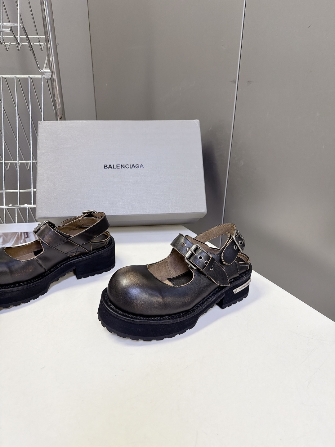 Balenciaga巴黎世家最新款后空玛丽珍鞋  超多明星网红种草 夸张大头轮廓圆润肥大的鞋头是标志性设计 自带暗黑Y2
