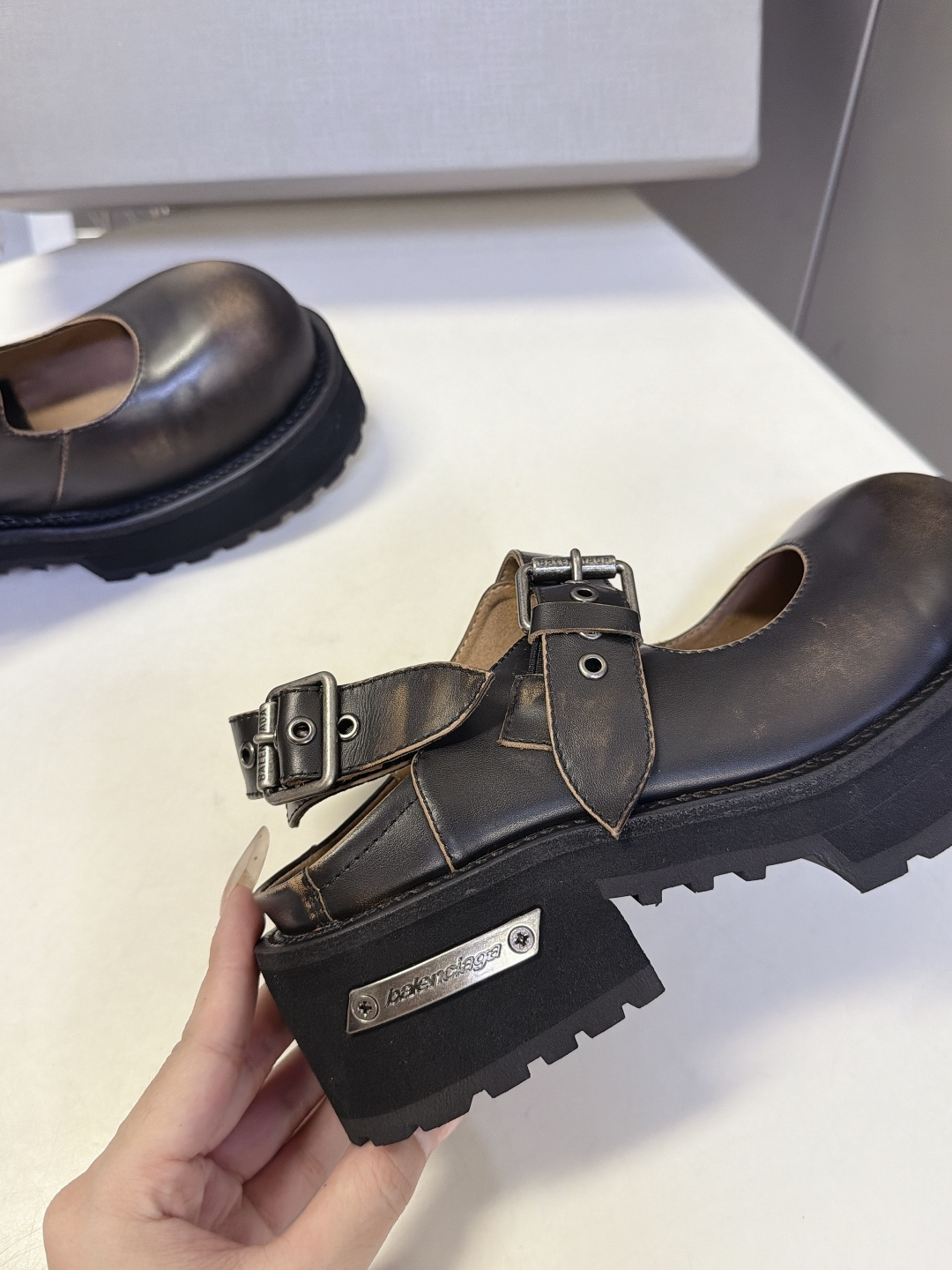 Balenciaga巴黎世家最新款后空玛丽珍鞋  超多明星网红种草 夸张大头轮廓圆润肥大的鞋头是标志性设计 自带暗黑Y2
