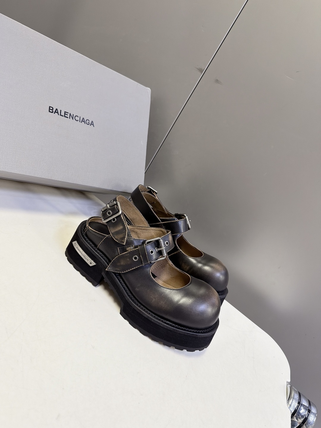 Balenciaga巴黎世家最新款后空玛丽珍鞋  超多明星网红种草 夸张大头轮廓圆润肥大的鞋头是标志性设计 自带暗黑Y2