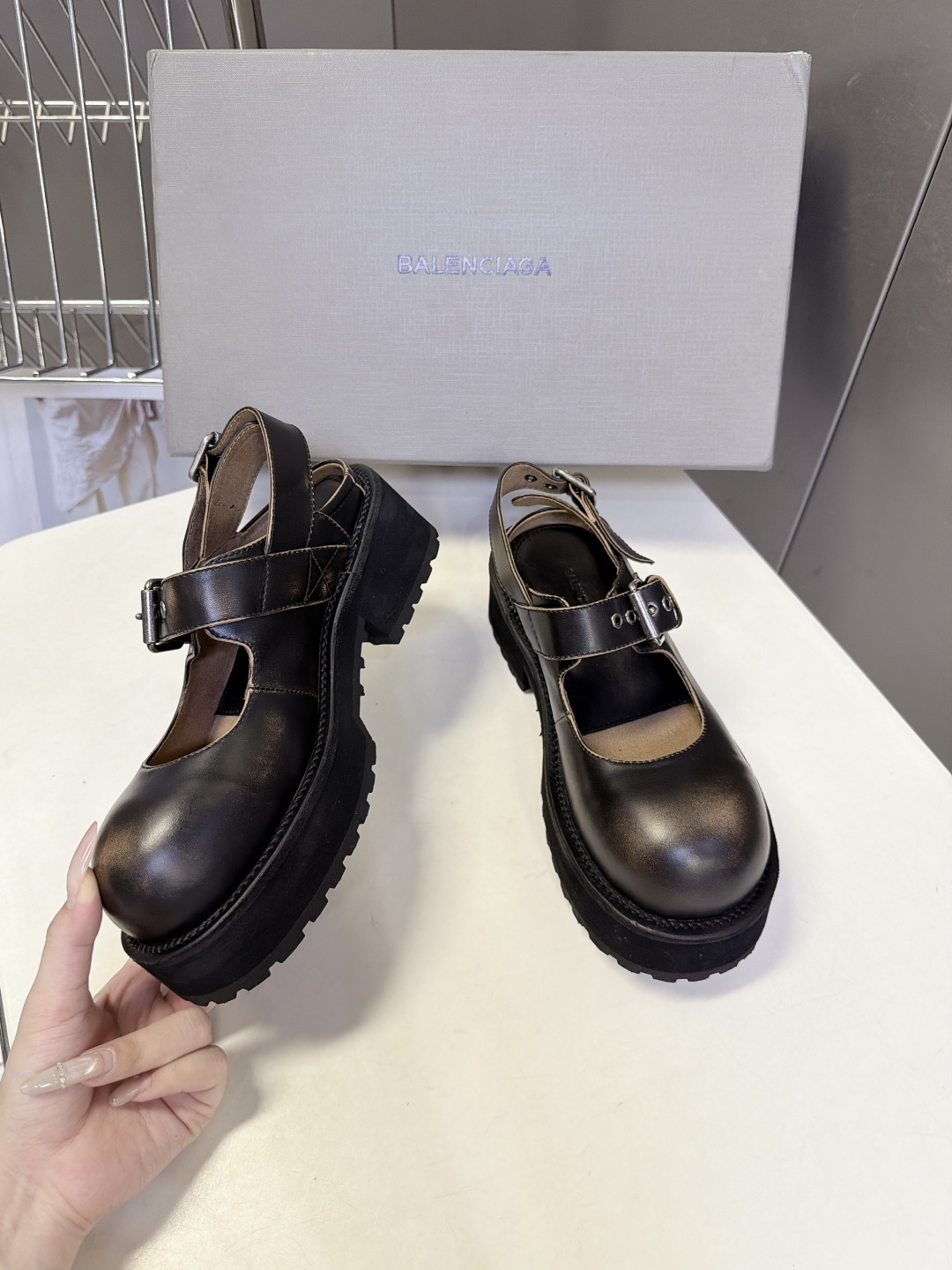 Balenciaga巴黎世家最新款后空玛丽珍鞋  超多明星网红种草 夸张大头轮廓圆润肥大的鞋头是标志性设计 自带暗黑Y2