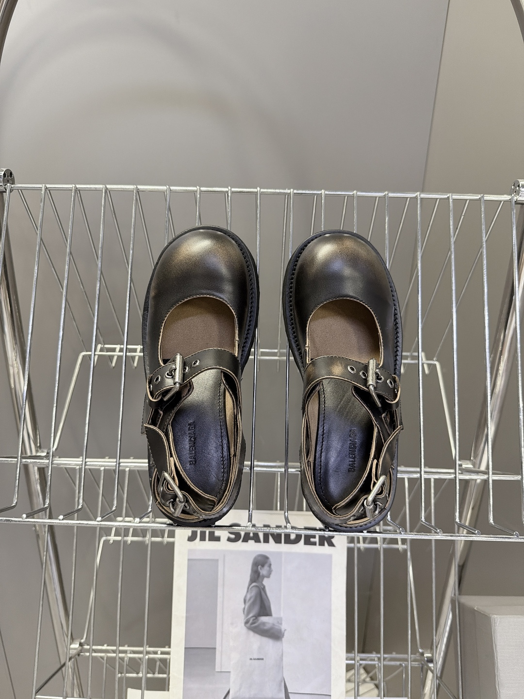 Balenciaga巴黎世家最新款后空玛丽珍鞋  超多明星网红种草 夸张大头轮廓圆润肥大的鞋头是标志性设计 自带暗黑Y2