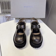 Balenciaga巴黎世家最新款后空玛丽珍鞋 超多明星网红种草 夸张大头轮廓圆润肥大的鞋头是标志性设计 自带暗黑Y2 Balenciaga巴黎世家最新款后空玛丽珍鞋 超多明星网红种草 夸张大头轮廓圆润肥大的鞋头是标志性设计 自带暗黑Y2